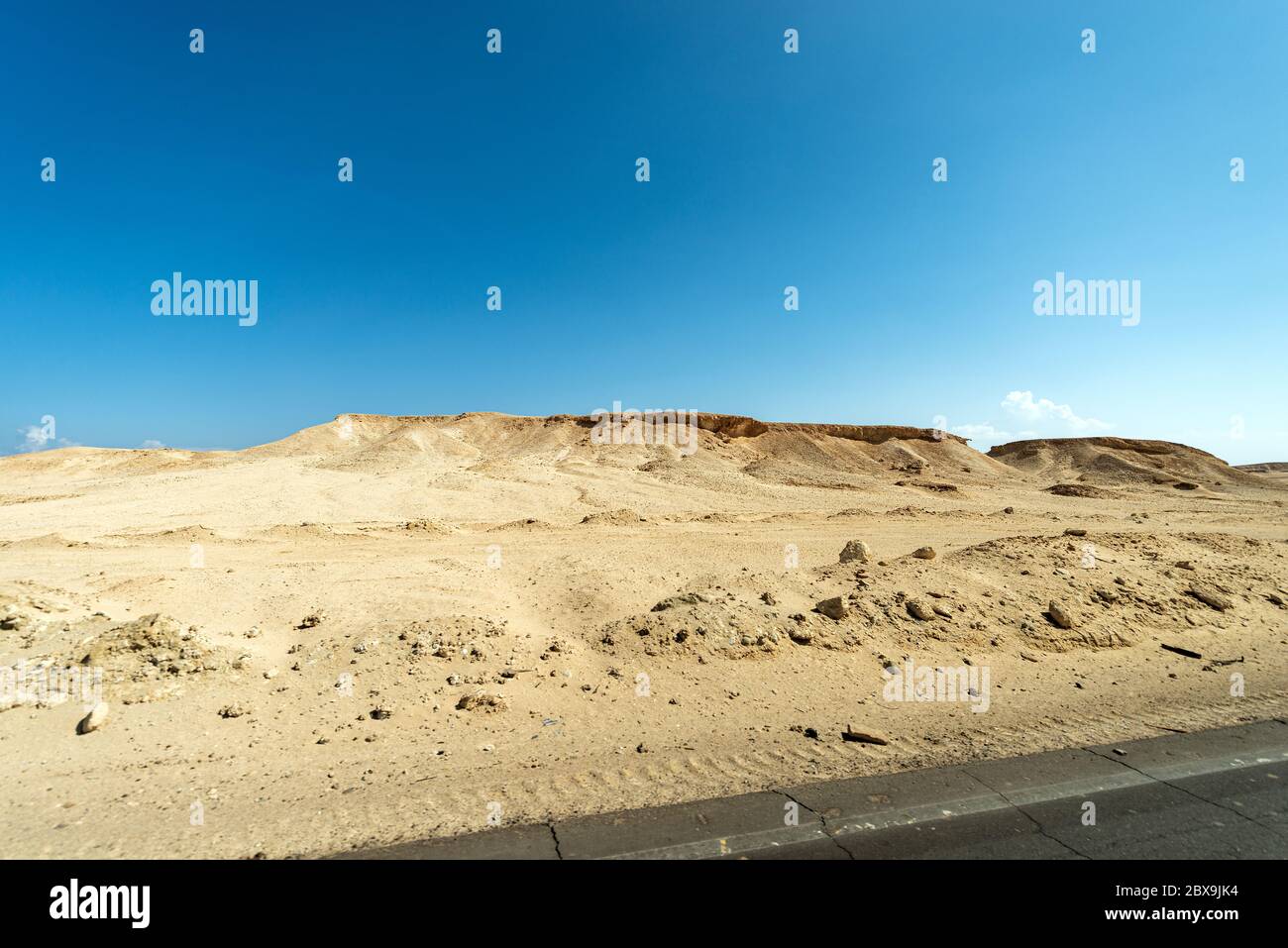 Die Sahara Wüste entlang der Küste des Roten Meeres, in der Nähe von Marsa Alam, Ägypten, Afrika Stockfoto