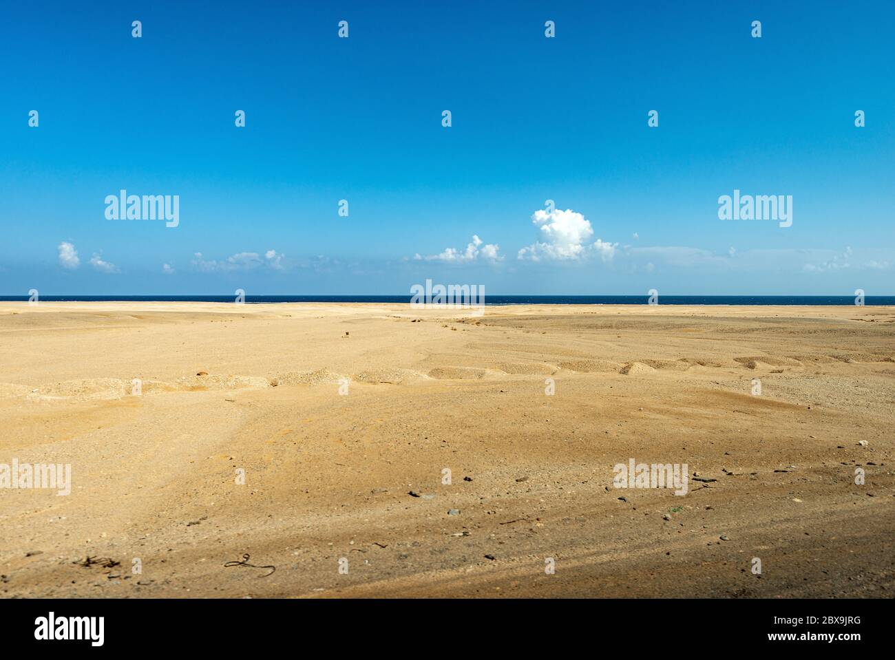 Die Sahara Wüste entlang der Küste des Roten Meeres, in der Nähe von Marsa Alam, Ägypten, Afrika Stockfoto