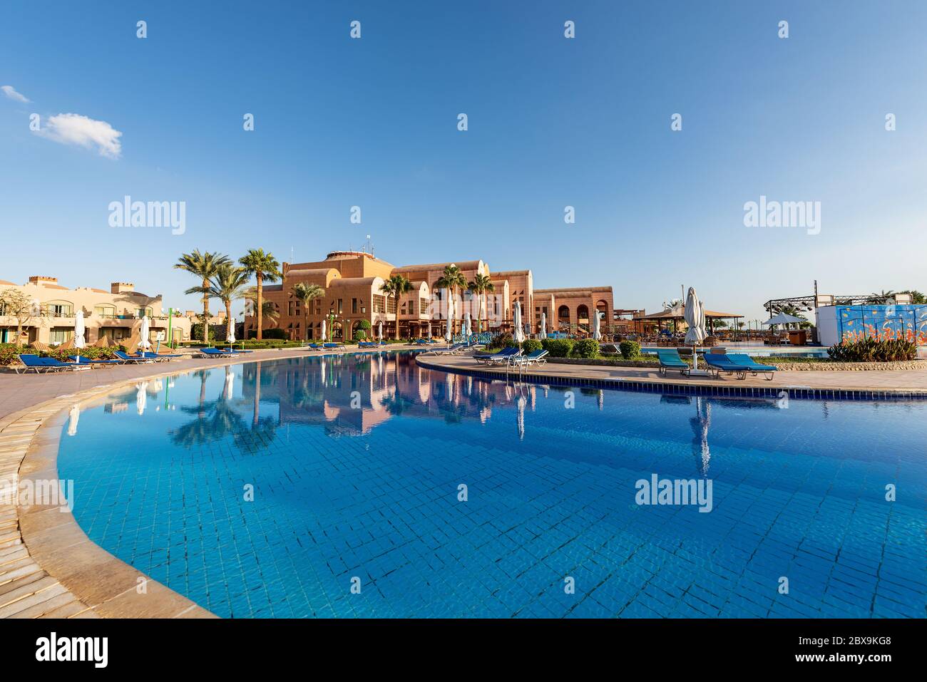 Schwimmbad des Club Calimera Akassia Swiss Resort, Hotel an der Küste des Roten Meeres, das von vielen europäischen Touristen besucht wird Stockfoto