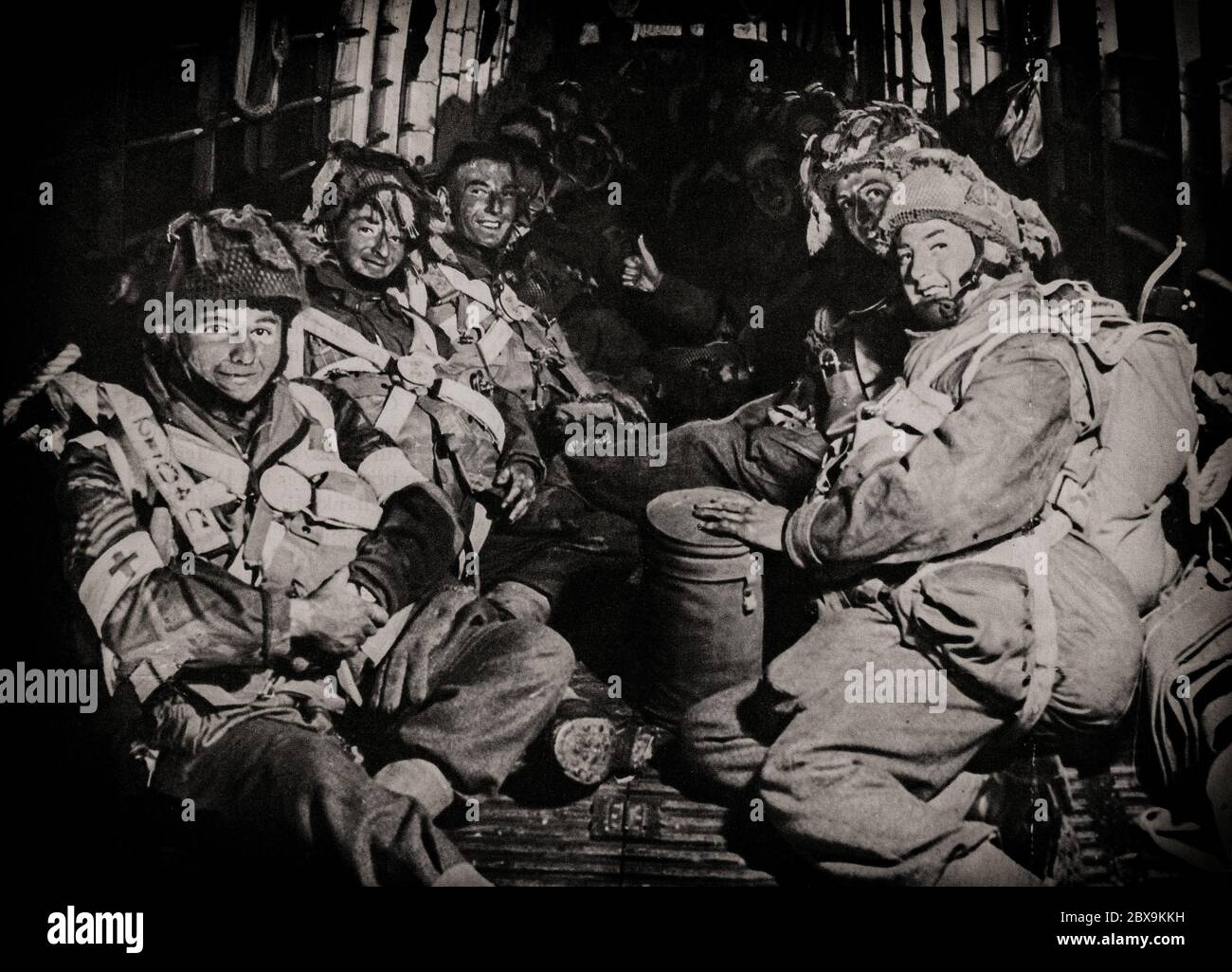 Britische Fallschirmjäger unterwegs in die Normandie während der alliierten Invasion der Normandie in der Operation Overlord während des Zweiten Weltkriegs Die Operation Neptun, die oft als D-Day bezeichnet wird, war die größte Seefahrt-Invasion der Geschichte. Die Operation begann mit der Befreiung des von Deutschland besetzten Frankreichs (und später Westeuropas) und legte den Grundstein für den Sieg der Alliierten an der Westfront. Stockfoto