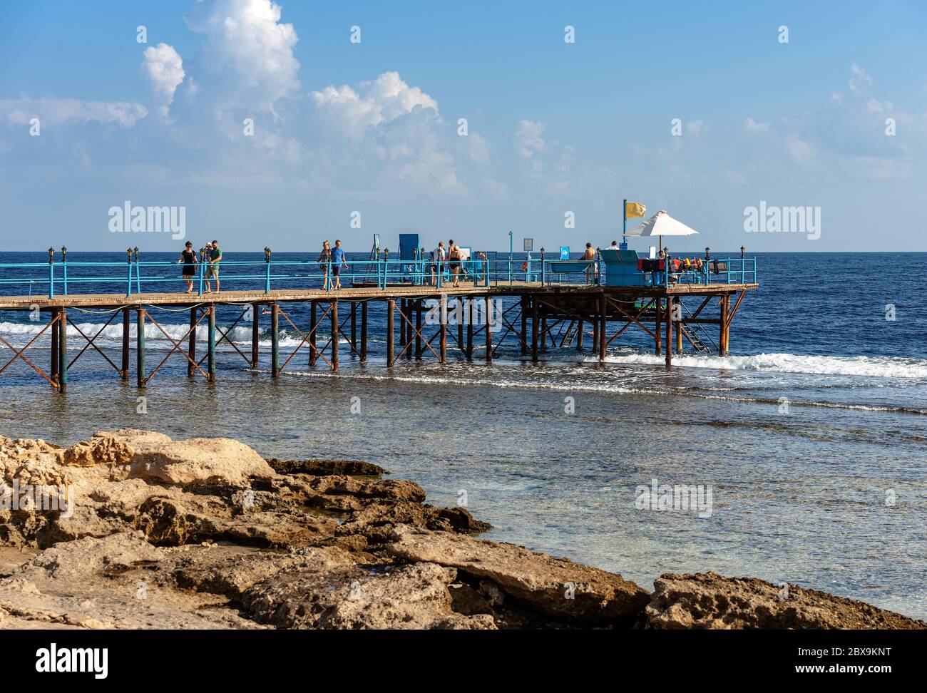 Rotes Meer bei Marsa Alam, Ägypten, Afrika. Hölzerner Pier über dem Korallenriff, der zum Tauchen oder Schnorcheln und zum Meeresumhang genutzt wird. Stockfoto