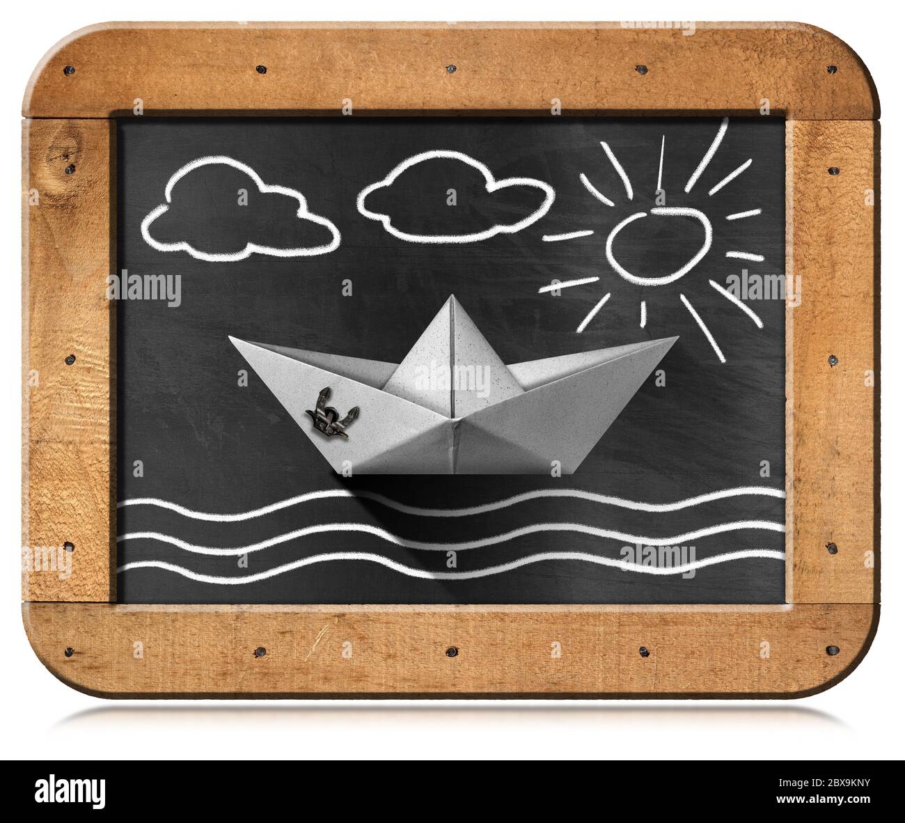 Papierboot im Meer mit Wolken und Sonne, Kreidezeichnung, in einer Tafel mit Holzrahmen. Isoliert auf weißem Hintergrund, Fotografie Stockfoto