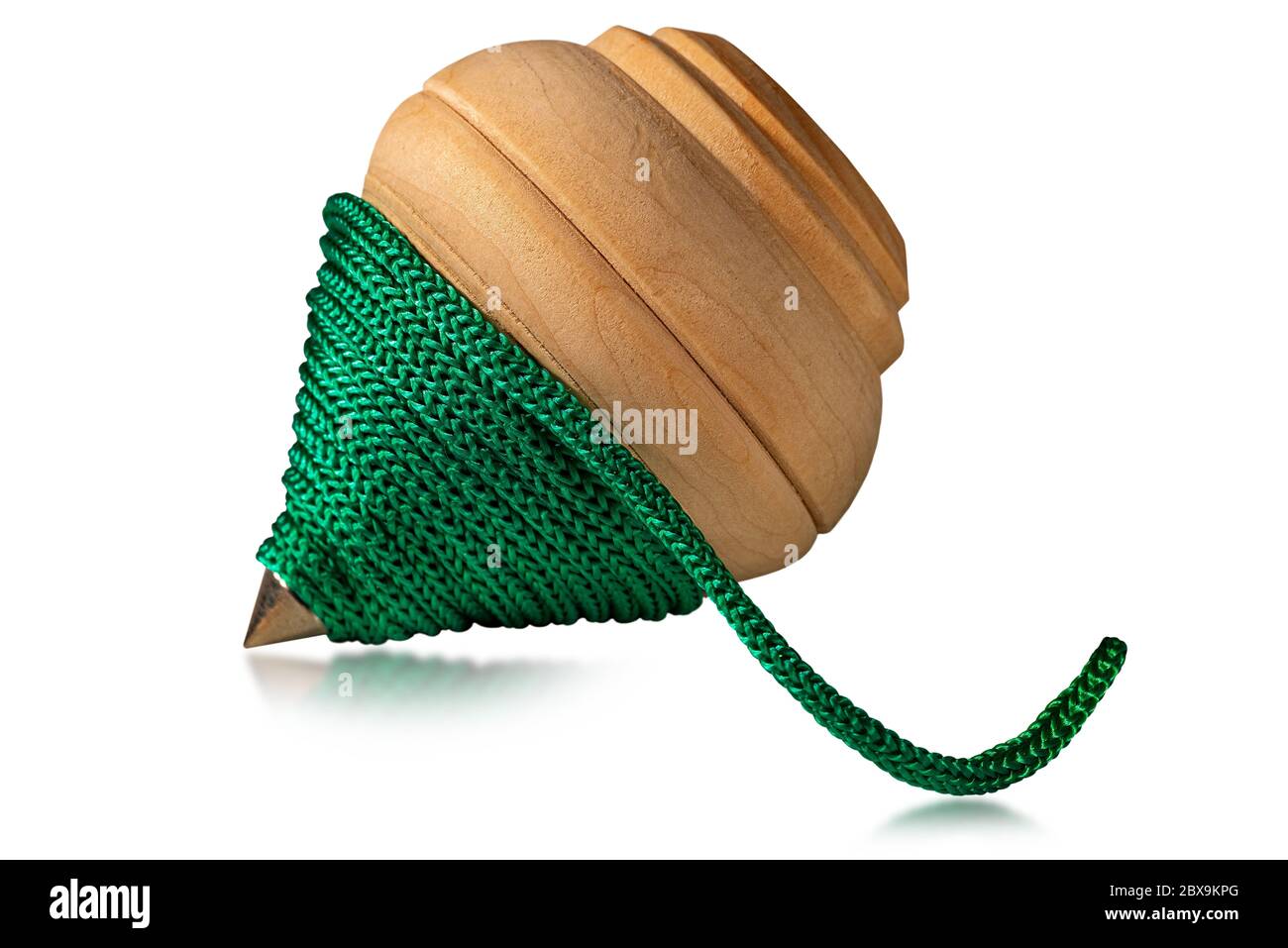 Nahaufnahme einer hölzernen Spinnplatte mit einem grünen Seil, isoliert auf weißem Hintergrund. Vintage-Spielzeug Stockfoto
