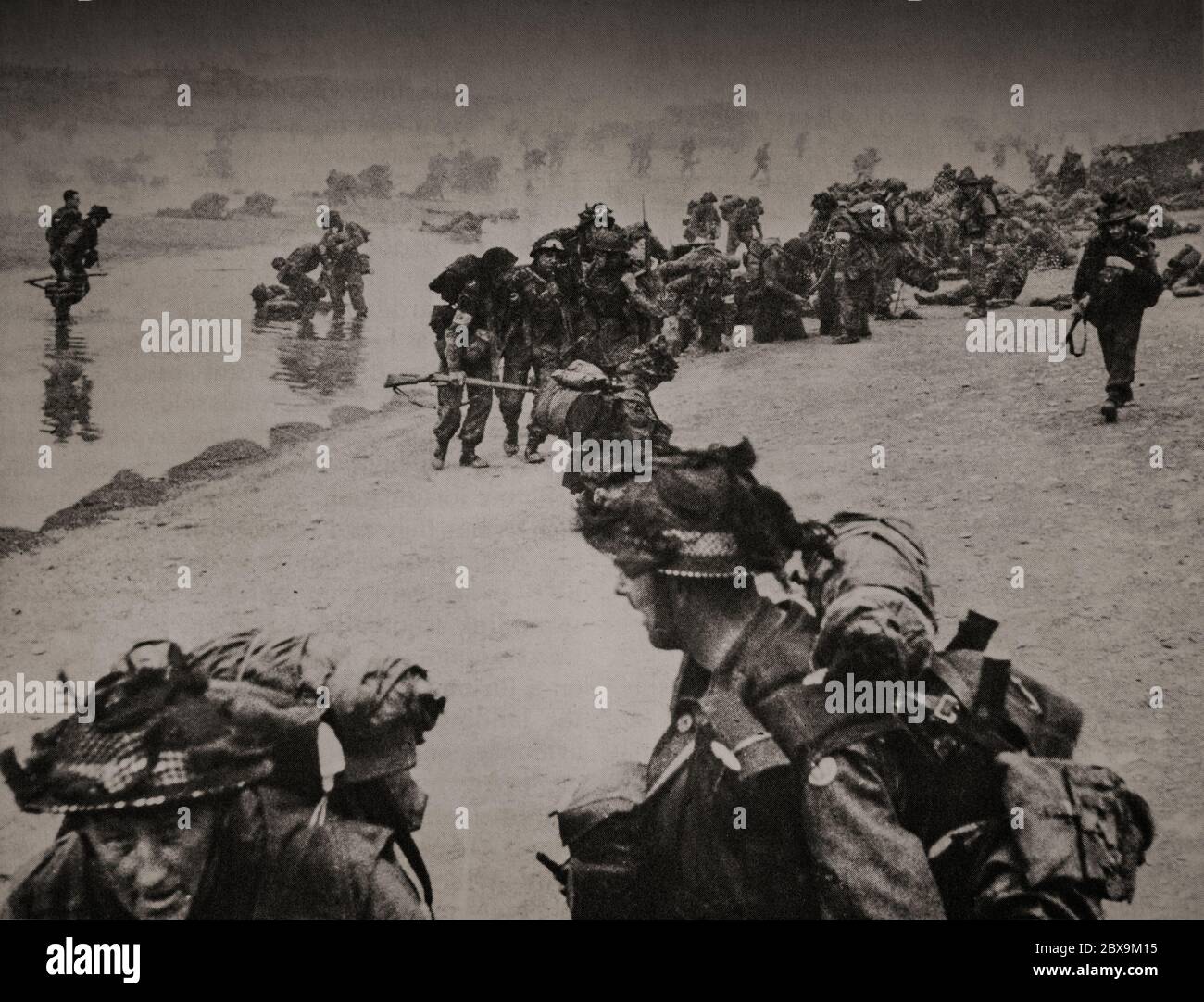 Britische Truppen auf einem französischen Strand am Dienstag, 6. Juni 1944, um an der alliierten Invasion der Normandie in der Operation Overlord während des Zweiten Weltkriegs teilnehmen. Die Operation Neptun, die oft als D-Day bezeichnet wird, war die größte Seefahrt-Invasion der Geschichte. Die Operation begann mit der Befreiung des von Deutschland besetzten Frankreichs (und später Westeuropas) und legte den Grundstein für den Sieg der Alliierten an der Westfront. Stockfoto