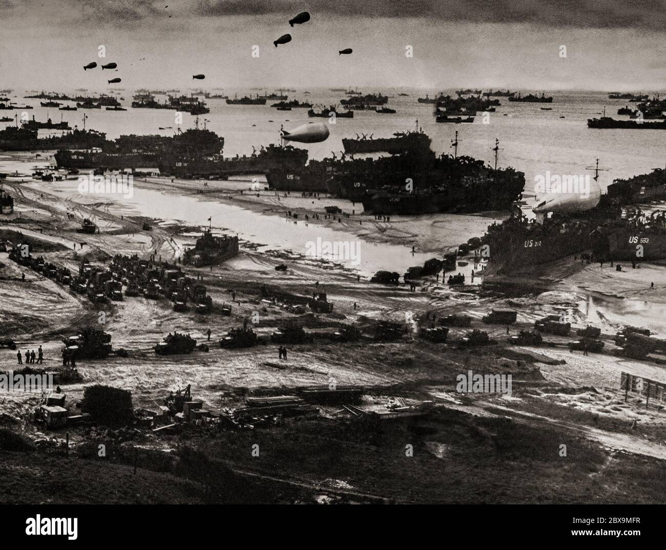 Alliierte Truppen strömen im Juni 1944 an die französische Küste, um an der alliierten Invasion der Normandie in der Operation Overlord während des Zweiten Weltkriegs teilzunehmen Die Operation Neptun, die oft als D-Day bezeichnet wird, war die größte Seefahrt-Invasion der Geschichte. Die Operation begann mit der Befreiung des von Deutschland besetzten Frankreichs (und später Westeuropas) und legte den Grundstein für den Sieg der Alliierten an der Westfront. Stockfoto