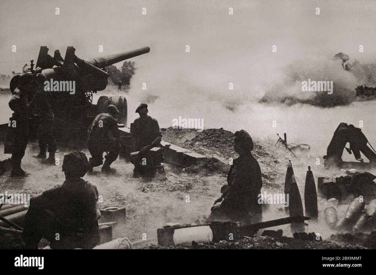 Britische Artillerie bombardiert deutsche Positionen in der Nähe von Caen im Juni 1944, Teil der alliierten Invasion in der Operation Overlord während des Zweiten Weltkriegs Die Operation Neptun, die oft als D-Day bezeichnet wird, war die größte Seefahrt-Invasion der Geschichte. Die Operation begann mit der Befreiung des von Deutschland besetzten Frankreichs (und später Westeuropas) und legte den Grundstein für den Sieg der Alliierten an der Westfront. Stockfoto
