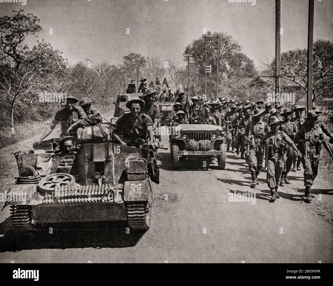 Britische und Gurkha-Soldaten betreten Fort Dufferin in Mandalay, Burmas zweiter Stadt, am 10. März 1945 während der Burma-Kampagne. Nachdem die Mauer nahe dem Nordtor durchbrochen war, konnten die Truppen unter dem Deckmantel eines intensiven Artilleriebeschudens und mit Panzern unterstützt in das Fort einbrechen. Stockfoto