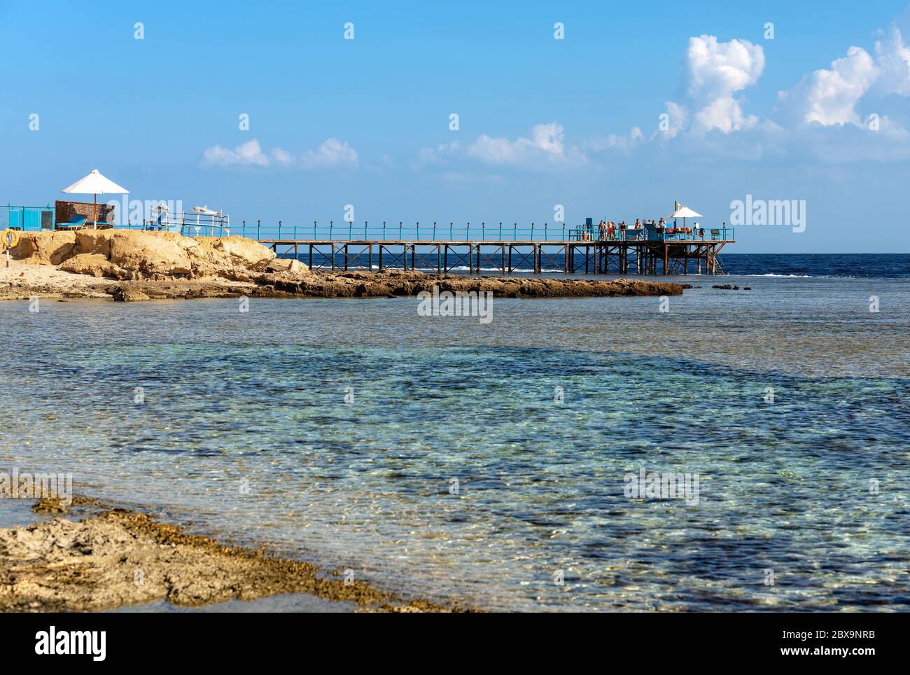 Holzpier über dem Korallenriff, das zum Tauchen oder Schnorcheln und für die Meereslandschaft genutzt wird. Rotes Meer bei Marsa Alam, Ägypten, Afrika. Stockfoto