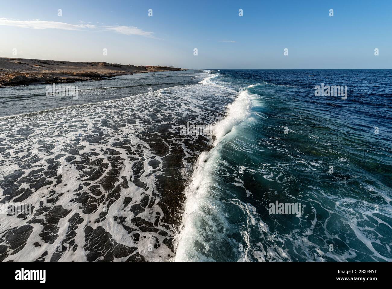 Küste des Roten Meeres in der Nähe von Marsa Alam, Ägypten, Afrika. Die Wellen stürzen am Korallenriff ab Stockfoto