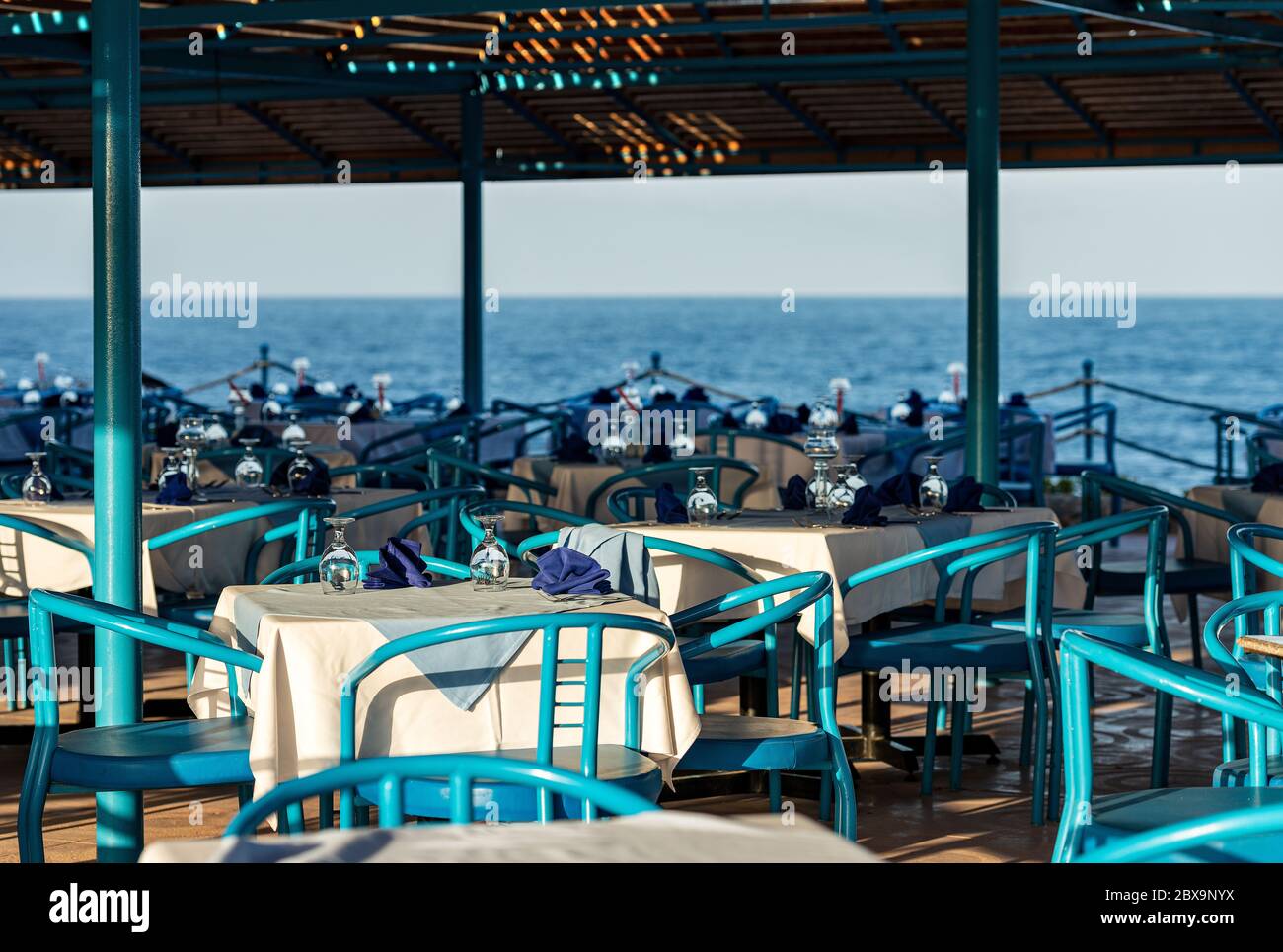 Restaurant Terrasse mit Tisch für Abendessen in einem Ferienort in der Nähe von Marsa Alam, Rotes Meer, Ägypten, Afrika Stockfoto