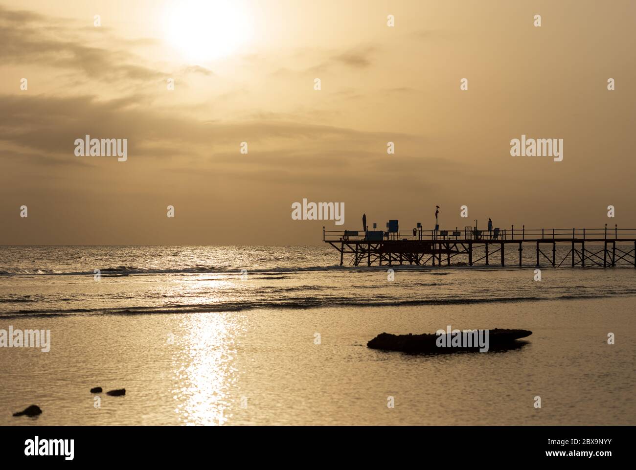 Rotes Meer bei Marsa Alam, Ägypten, Afrika. Silhouette des Piers über dem Korallenriff bei Sonnenaufgang, zum Tauchen oder Schnorcheln genutzt Stockfoto