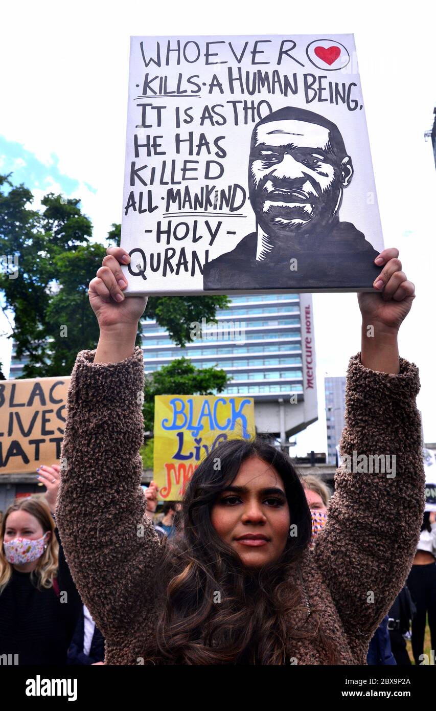 Ein Protest von Black Lives Matter im Zentrum von Manchester, England, Großbritannien am 6. Juni 2020, an dem viele Tausende von Demonstranten teilnahmen, in Solidarität mit den Demonstranten in den USA bezüglich des Todes von George Floyd. Floyd, ein afroamerikanischer Mann, starb am 25. Mai 2020 in Minneapolis, Minnesota, USA, während er von 4 Polizeibeamten verhaftet wurde, nachdem ein Verkäufer behauptet hatte, er habe versucht, mit einer gefälschten 20-Dollar-Rechnung zu bezahlen. Stockfoto