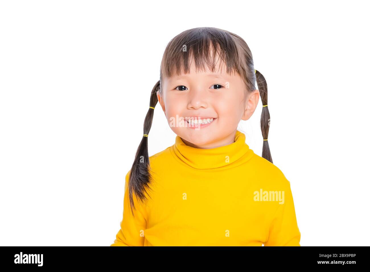 Asiatische lächelnd kleines Mädchen Freude positive Emotionen und glückliche Kindheit Konzept auf weißem Hintergrund Stockfoto