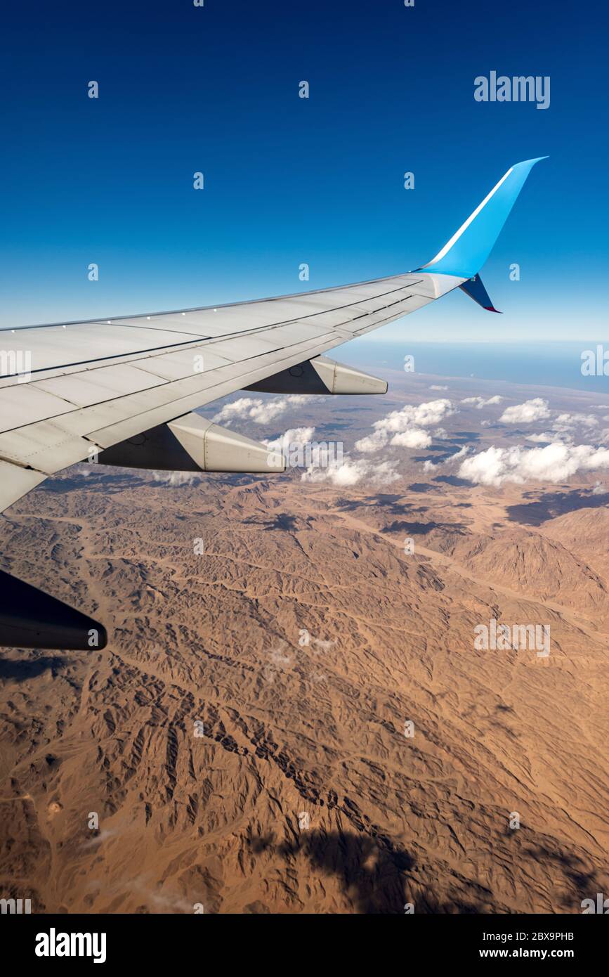 Sahara-Wüste und Rotes Meer aus der Sicht des Flugzeugs mit dem Flugzeugflügel, Ägypten, Afrika. Stockfoto