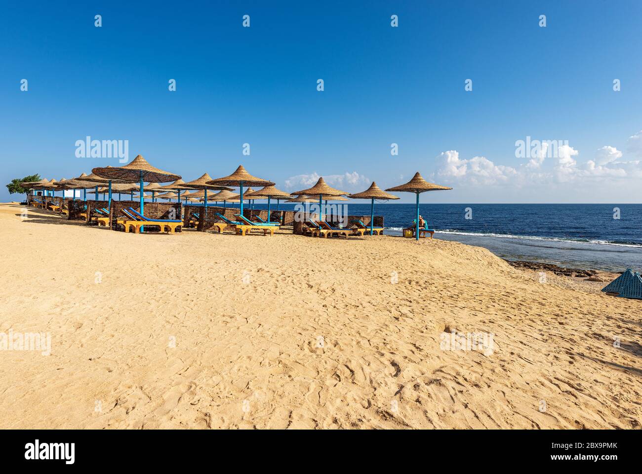 Sandstrand mit Liegestühlen und Strohschirmen, Rotes Meer in der Nähe von Marsa Alam, Ägypten, Afrika Stockfoto