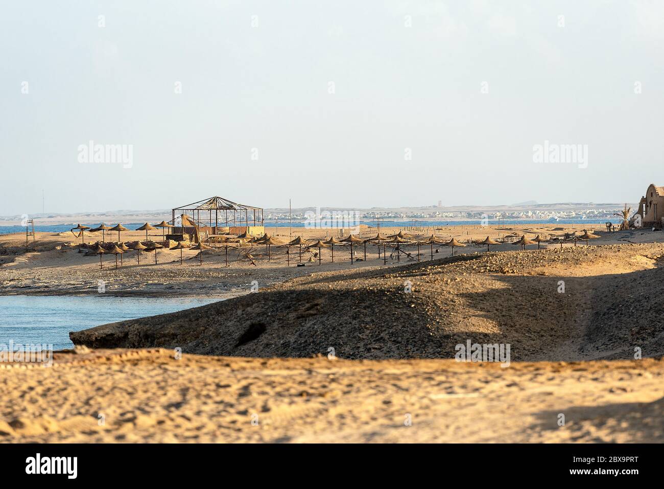 Touristenort verlassen und ruiniert aufgrund der Krise. Strand am Roten Meer in der Nähe von Marsa Alam Ägypten Afrika Stockfoto