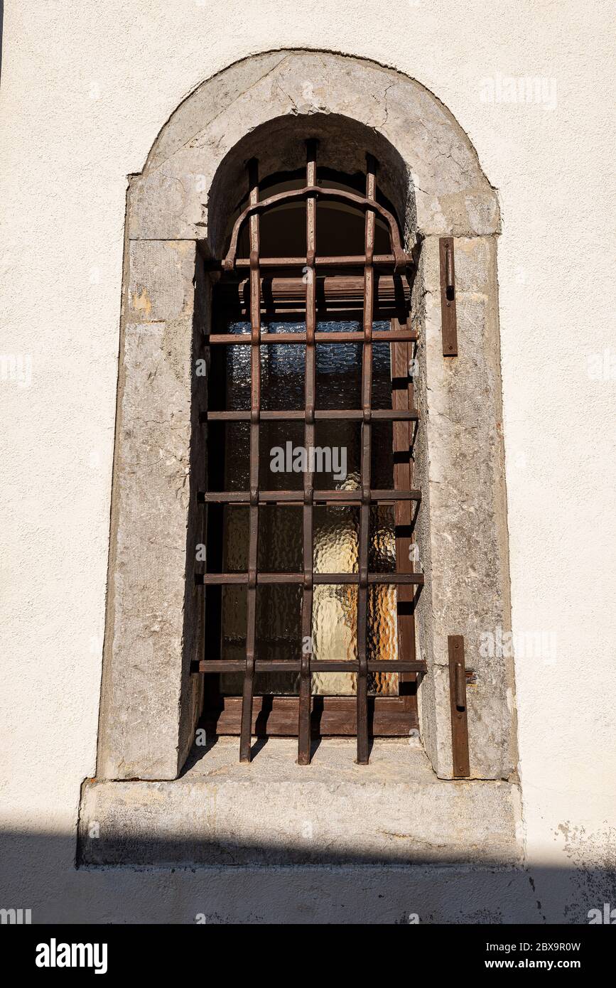 Altes Fenster mit schmiedeeisernen Sicherheitsstangen. Altes Heiligtum des Monte Santo di Lussari. Friaul Julisch Venetien, Italien, Europa Stockfoto