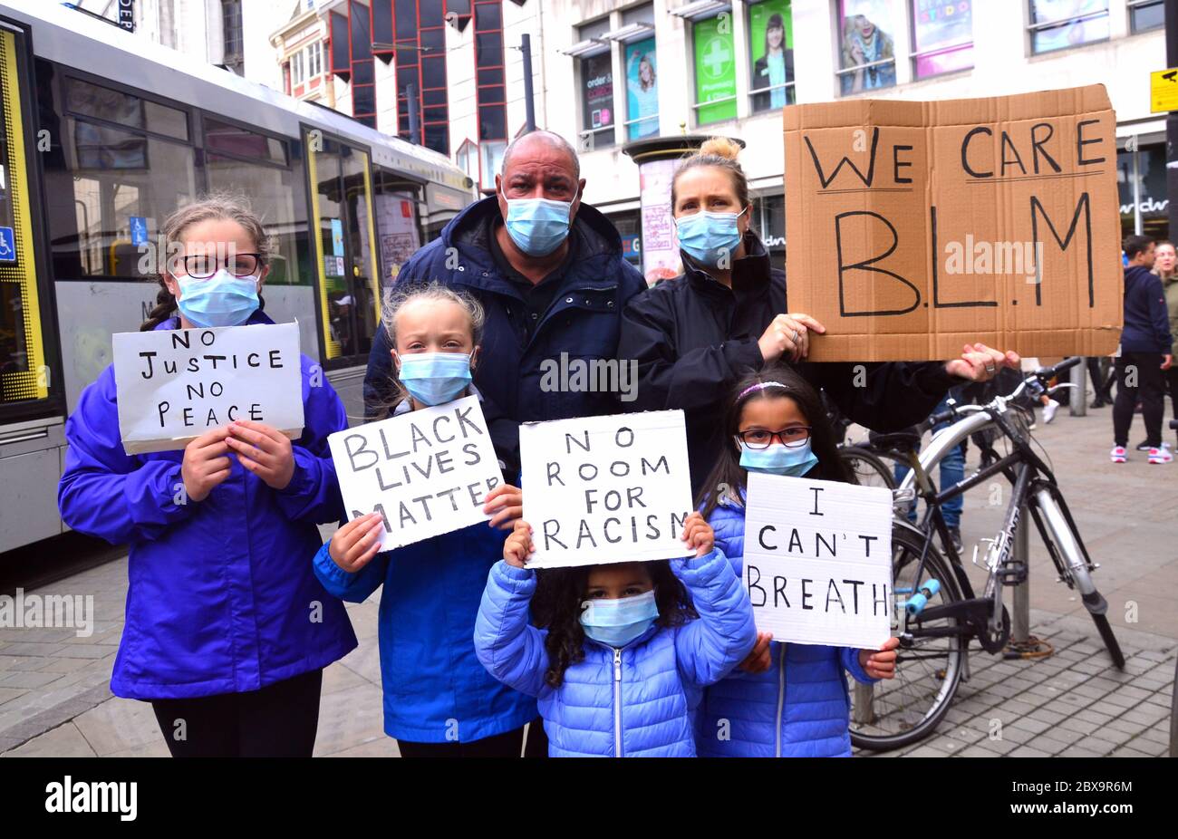 Ein Protest von Black Lives Matter im Zentrum von Manchester, England, Großbritannien am 6. Juni 2020, an dem viele Tausende von Demonstranten teilnahmen, in Solidarität mit den Demonstranten in den USA bezüglich des Todes von George Floyd. Floyd, ein afroamerikanischer Mann, starb am 25. Mai 2020 in Minneapolis, Minnesota, USA, während er von 4 Polizeibeamten verhaftet wurde, nachdem ein Verkäufer behauptet hatte, er habe versucht, mit einer gefälschten 20-Dollar-Rechnung zu bezahlen. Stockfoto