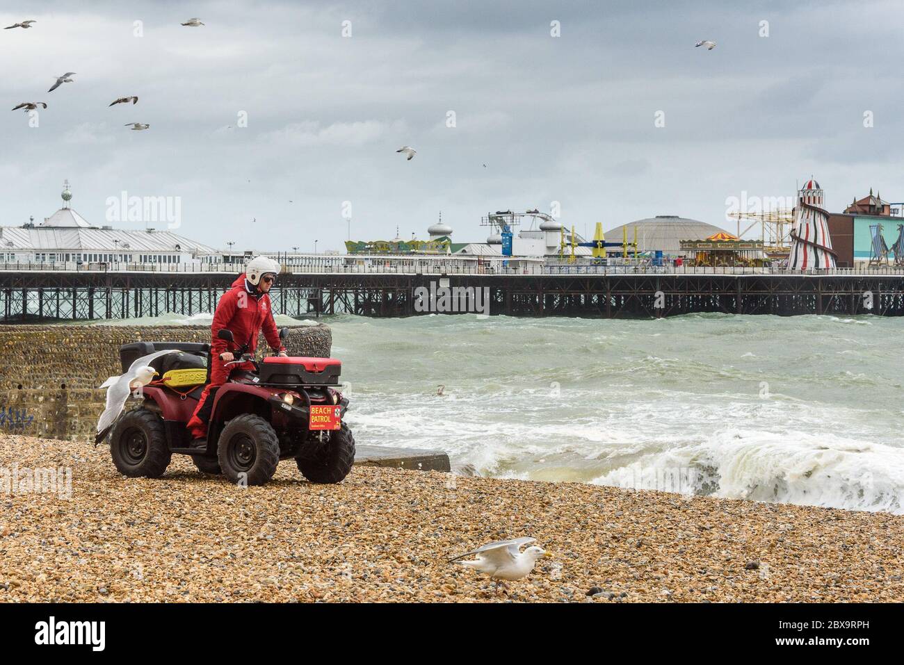 Brighton, East Sussex, Großbritannien, 6. Juni 2020. Strandpatrouille wachsam bleiben, da starke Brandung und starke Winde den Strand am Brighton Pier an diesem Wochenende meist ruhig halten. Quelle: Julia Claxton/Alamy Live News Stockfoto