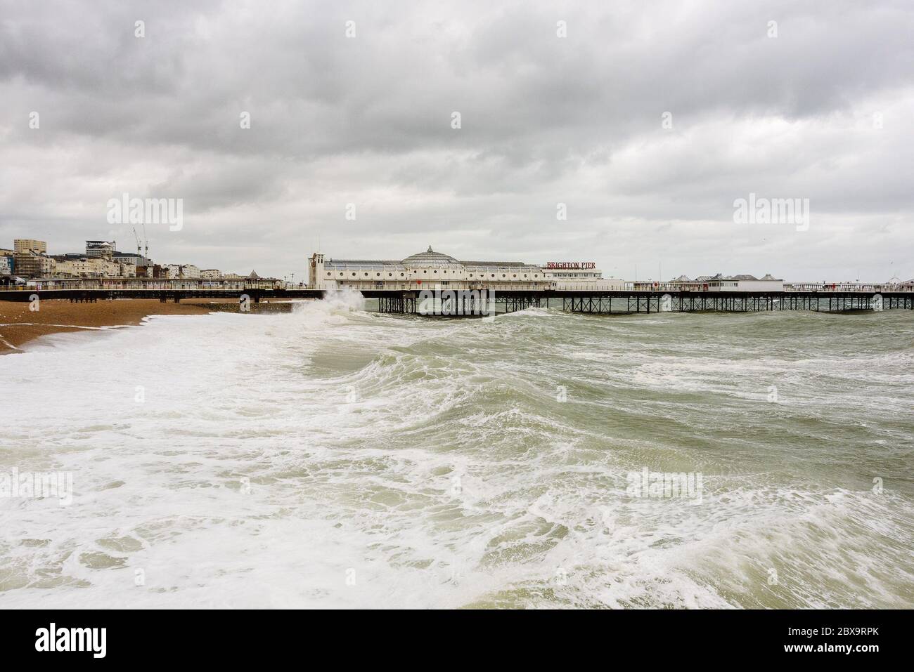 Brighton, East Sussex, Großbritannien, 6. Juni 2020. Starke Brandung und starke Winde halten den Strand am Brighton Pier an diesem Wochenende ruhig. Quelle: Julia Claxton/Alamy Live News Stockfoto
