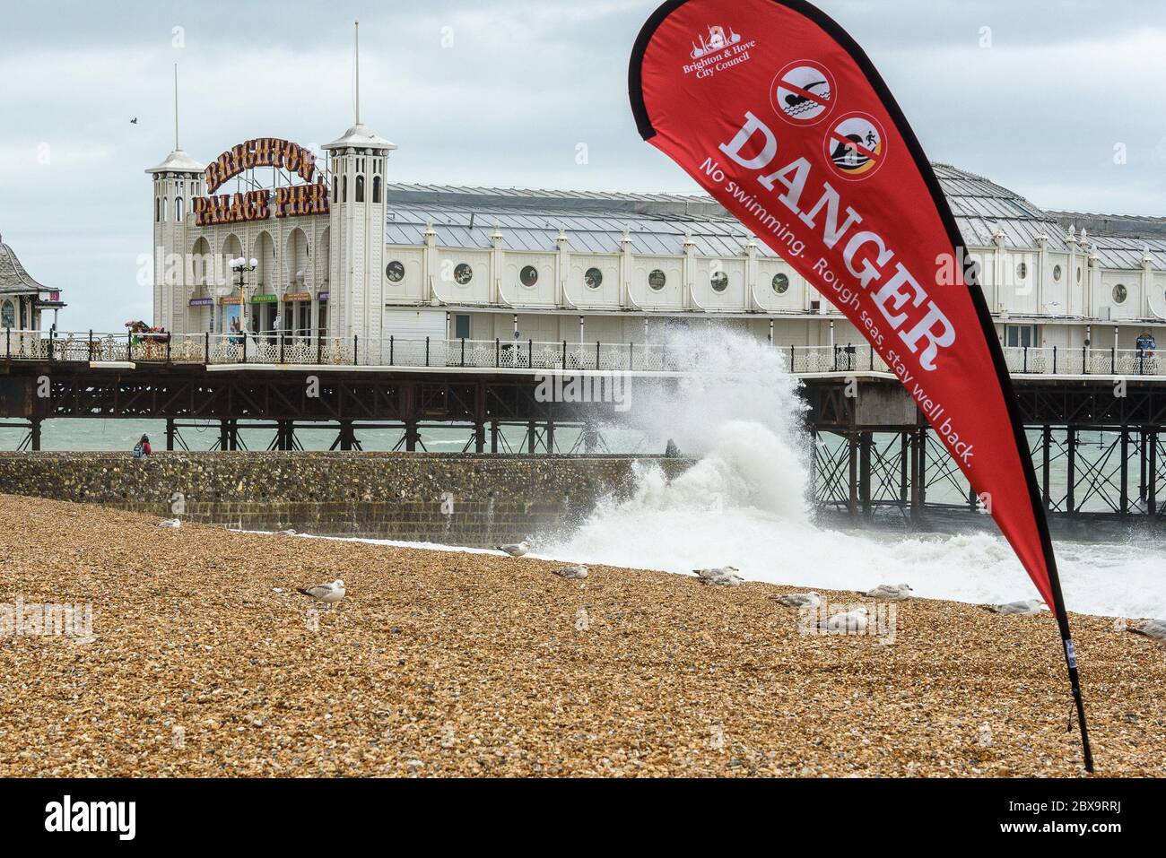 Brighton, East Sussex, Großbritannien, 6. Juni 2020. Warnflaggen sind oben, da starke Winde Besucher vom Strand am Brighton Pier an diesem Wochenende halten. Quelle: Julia Claxton/Alamy Live News Stockfoto
