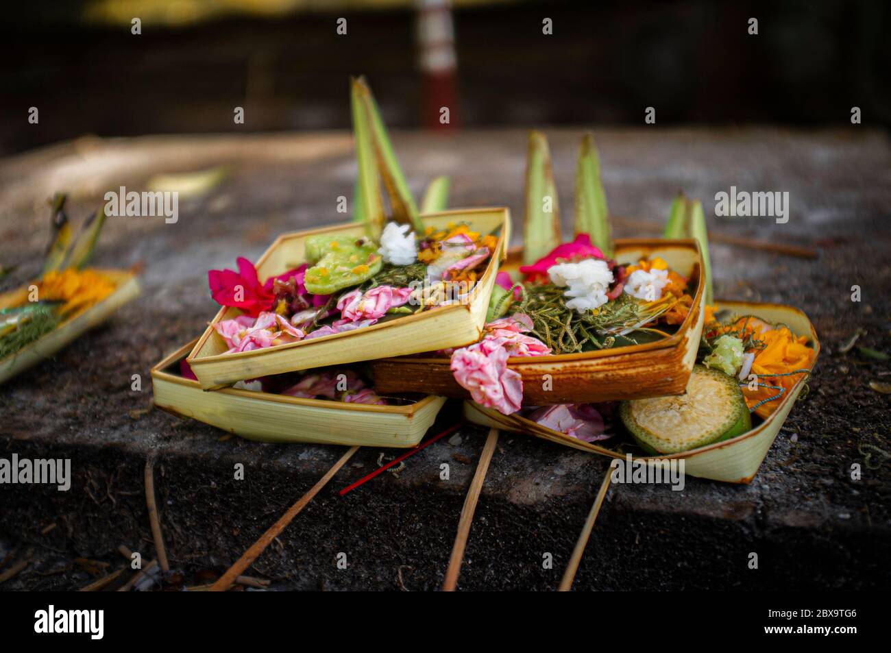 Tägliches Angebot an Lebensmitteln und Blumen. Ubud. Bali. Indonesien Stockfoto