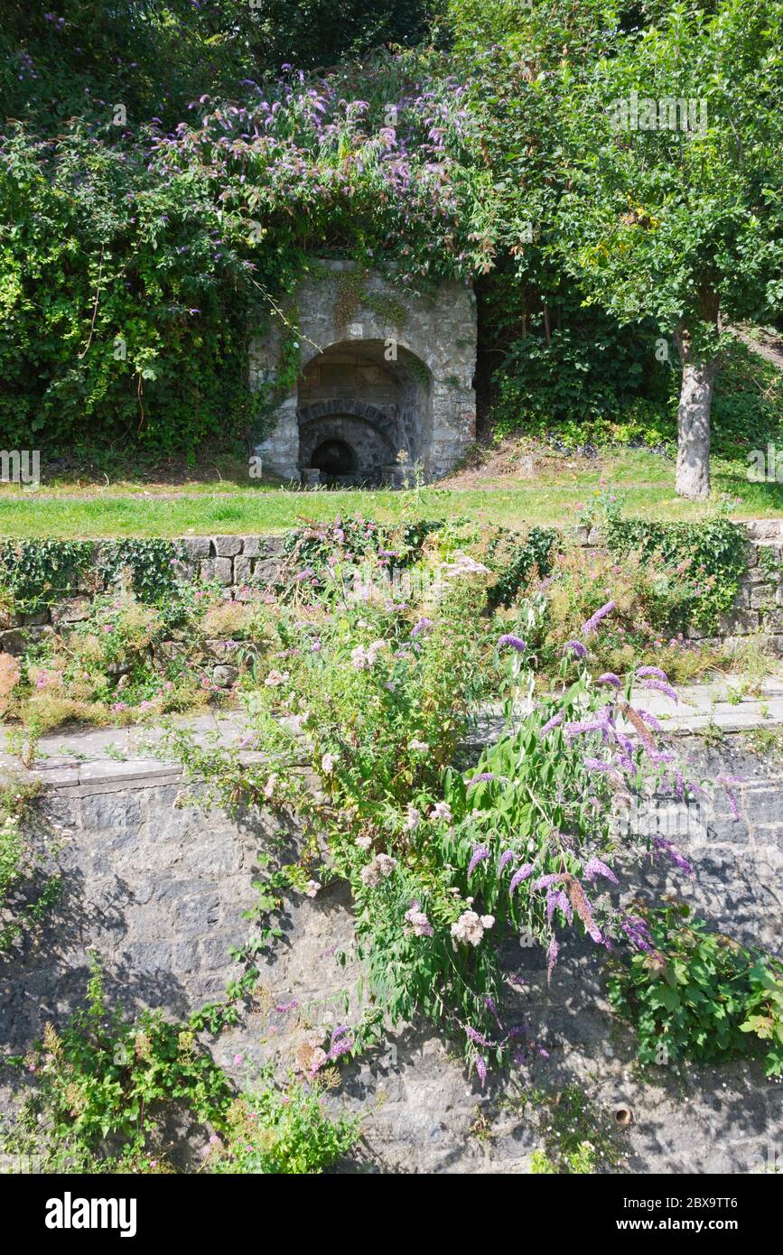 Ein Stein gebaut Unterstand in einem öffentlichen Garten mit Blick auf den Lim River in Up Lyme, Lyme Regis, Dorset. Teil des East Devon Way und des Liberty Trail Stockfoto