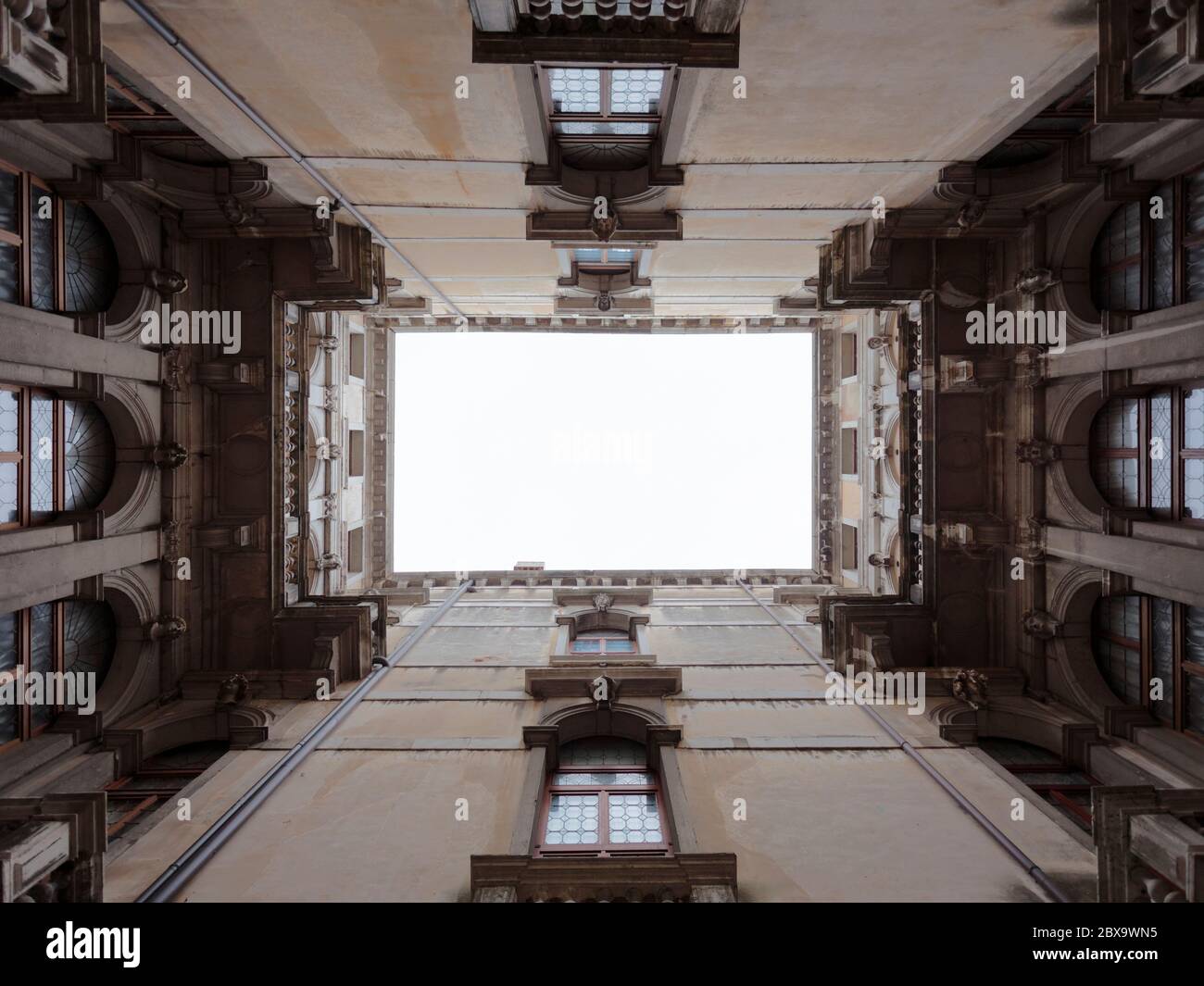 Blick in den Himmel in einem Innenhof des Palazzo Ca Rezzonico, Venedig, Italien Stockfoto