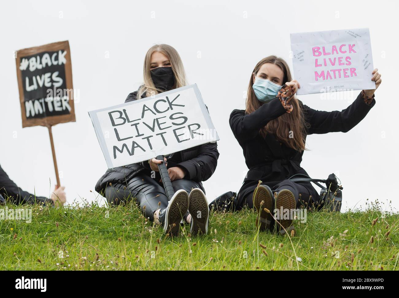 Caerphilly, Wales, Großbritannien. Juni 2020. Schwarze Leben sind wichtig Protest vor Caerphilly Castle. Wales, Großbritannien. Juni 2020. Kredit: Tracey Paddison/Alamy Live News Stockfoto