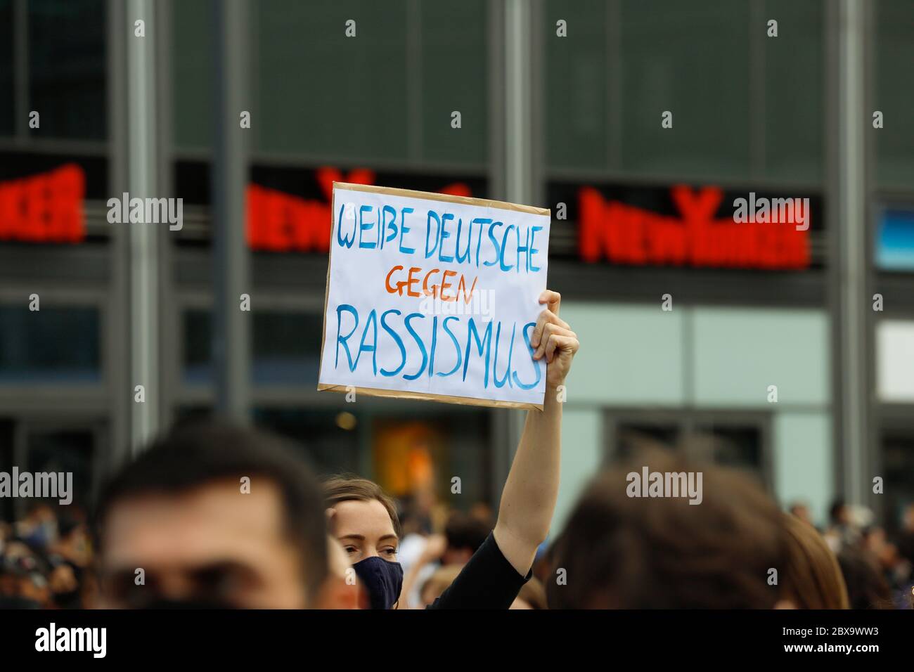 Berlin, Berlin/Deutschland, 6. Juni 2020. Anti-Rassismus-Demonstration am Alexanderplatz in Berlin anlässlich des Todes von George Floyd in den USA. Stockfoto