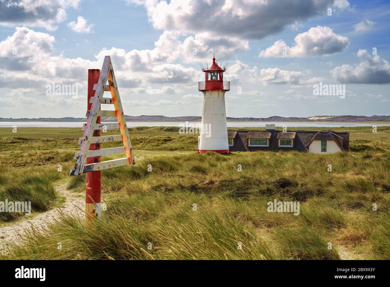 LIST AUF SYLT, SYLT, DEUTSCHLAND - 16. AUGUST 2019: Leuchtturm List West auf Sylts Elbow-Halbinsel, einem Naturschutzgebiet auf der Wattenmeerinsel. Stockfoto