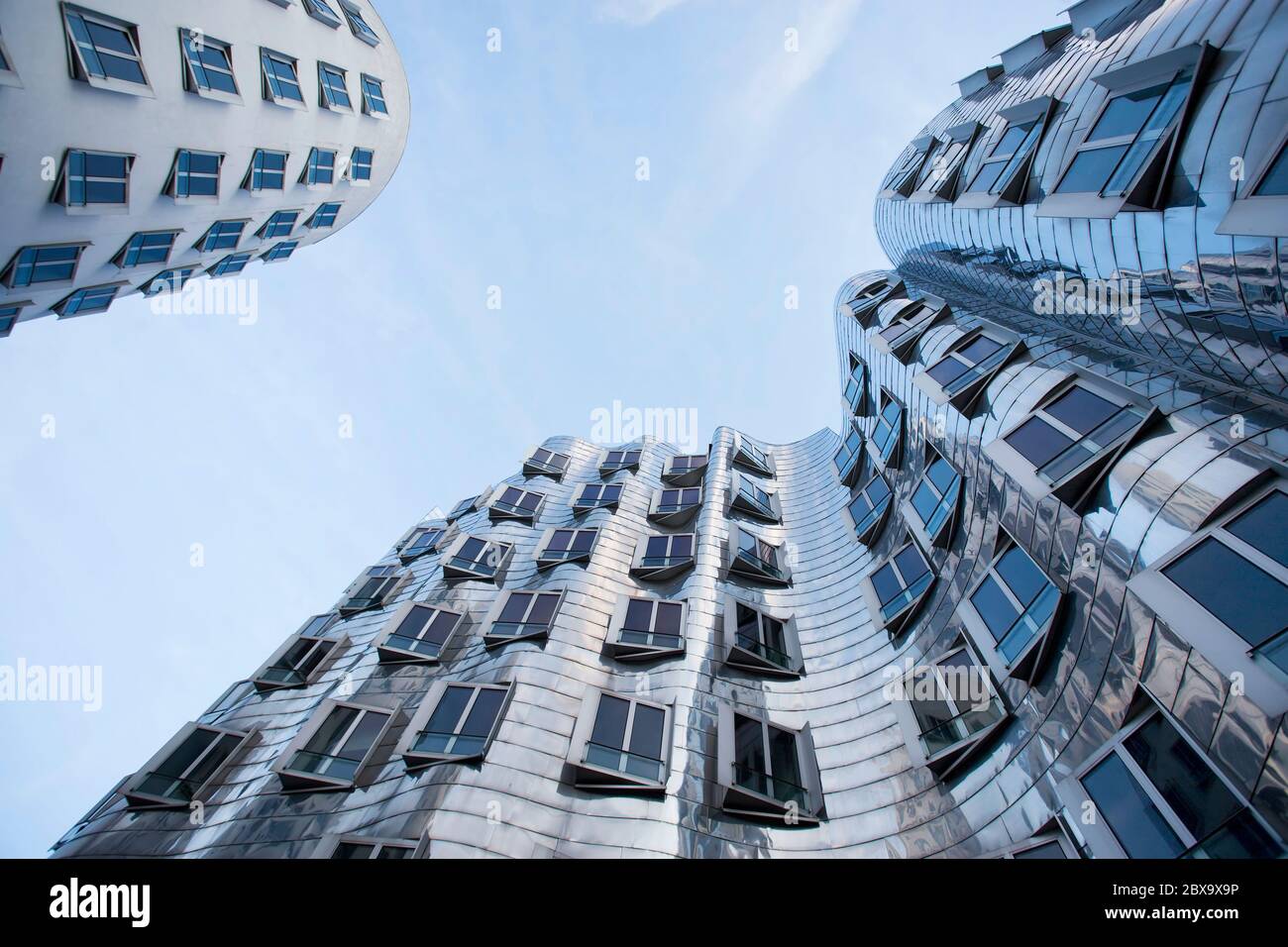 Frank Gehrys "Neuer Zollhof" Gebäude am Düsseldorfer Medienhafen, Bugs-View Stockfoto