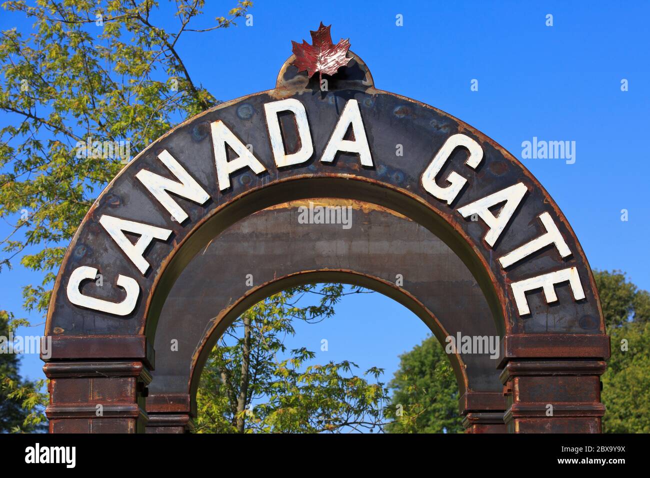 Das Canada Gate am Passchendaele Canadian Memorial (Crest Farm) für die Aktionen des kanadischen Corps in Passchendaele während des Ersten Weltkriegs Stockfoto