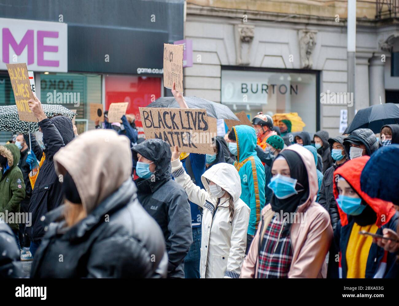 Black Lives Matter Demonstration in Leicester City. Regen fällt auf Demonstranten am Uhrturm Stockfoto