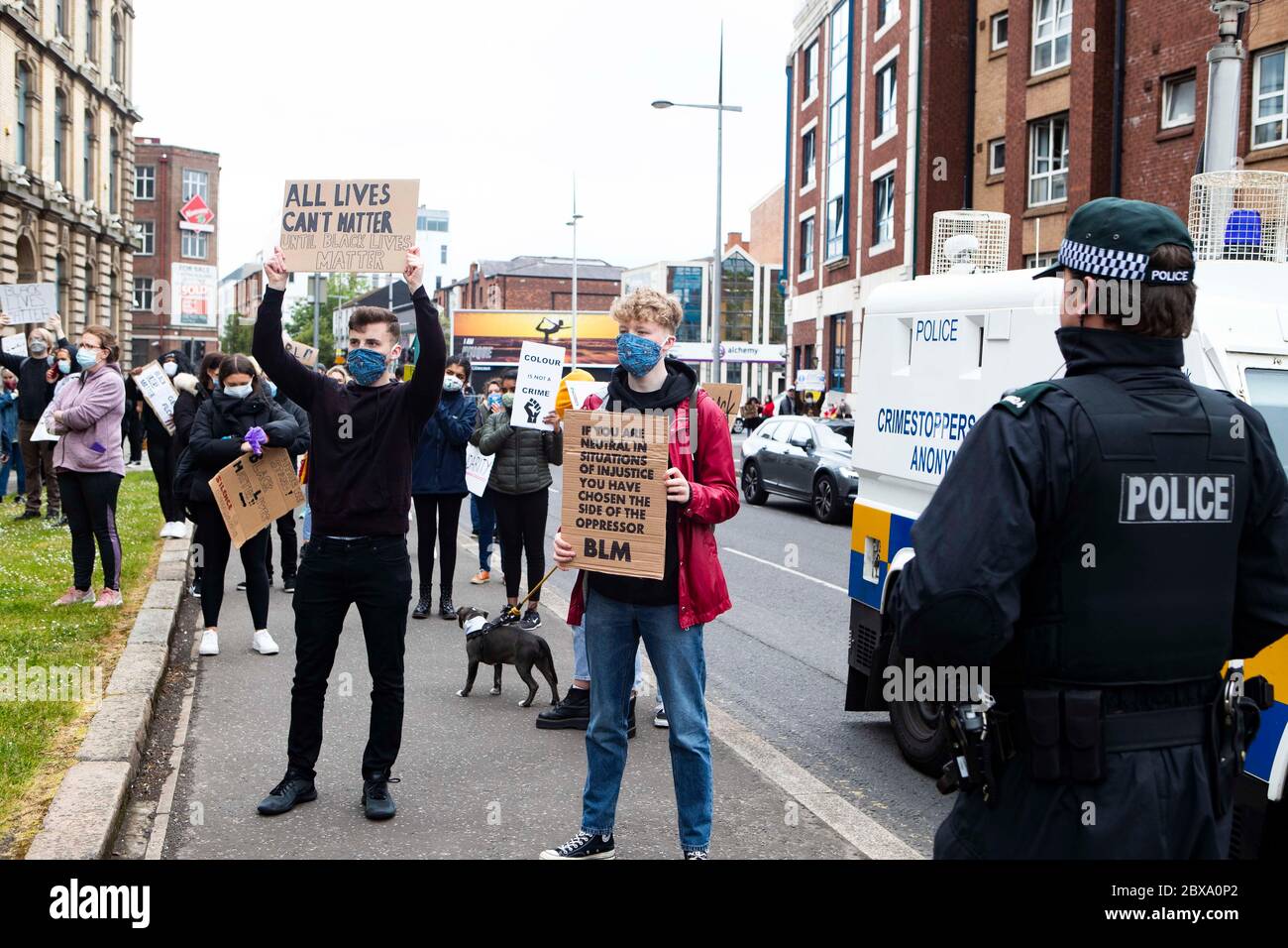 Custom House Square, Belfast, Nordirland, 6. Juni 2020: Menschenmassen versammeln sich auf dem historischen Custom House Square in Belfasts, um gegen rassische Ungerechtigkeit zu protestieren und die #blacklivesmatter-Bewegung zu unterstützen, neben der Unterstützung der Familie von George Floyd, hatte der Protest eine starke Polizeipräsenz und Geldstrafen wurden vom Polizeidienst von Nordirland wegen Verletzung sozialer Distanzierungsgesetze erlassen, Quelle: C.Kinahan/Alamy Live News. Stockfoto