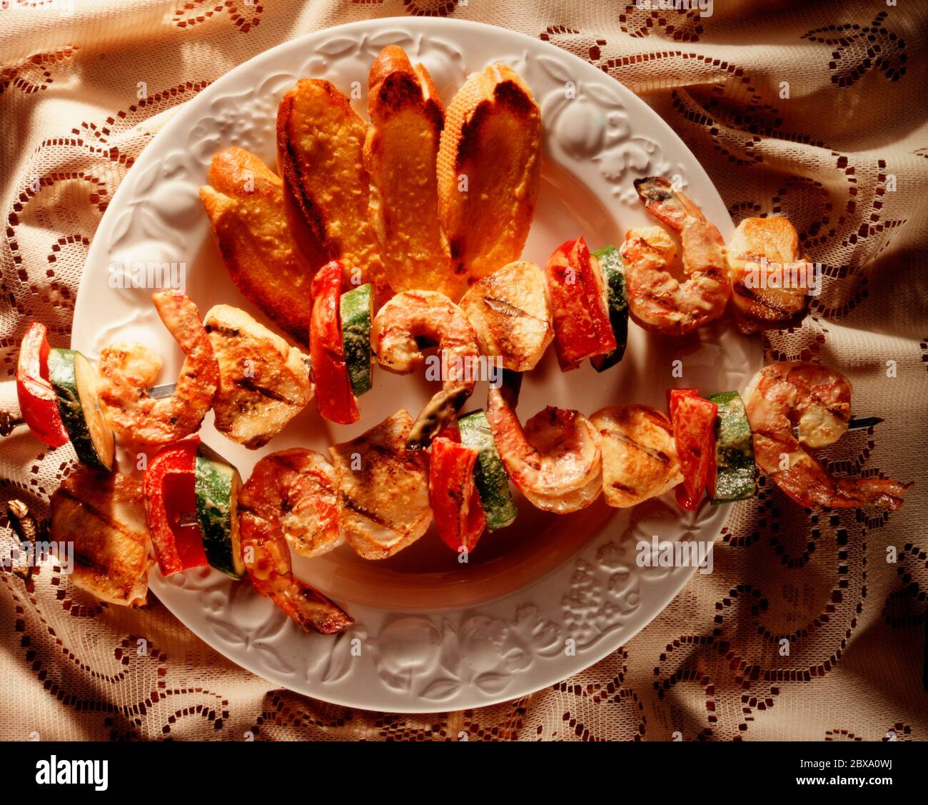 Kababs mit Hühnchen und Garnelen Stockfoto