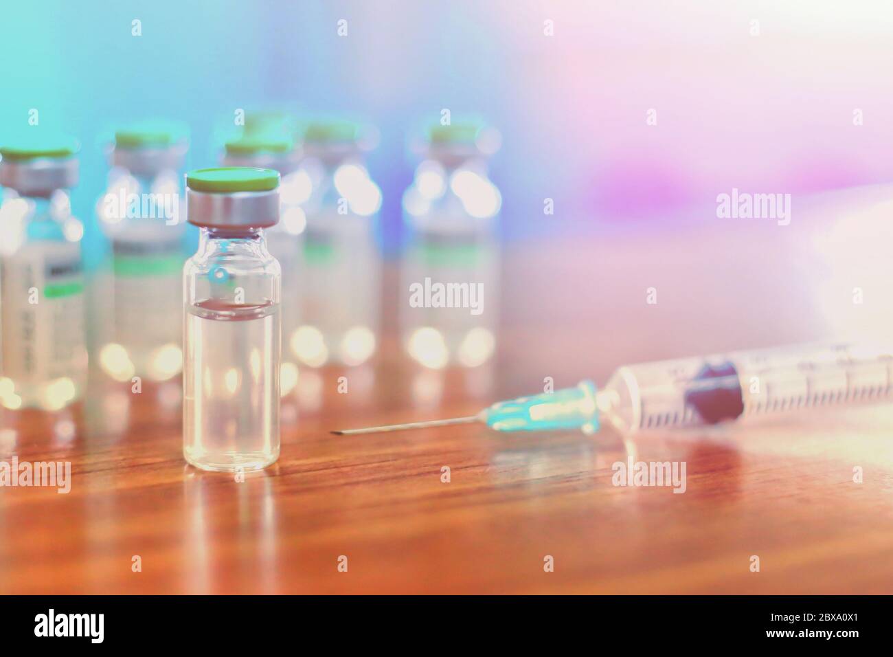 Testimpfstoff Coronavirus Deferlopment Fläschchen Dosis Grippeschutznadel Spritze, medizinisches Konzept Impfung hypodermische Injektion Behandlung Krankheit Pflege Stockfoto