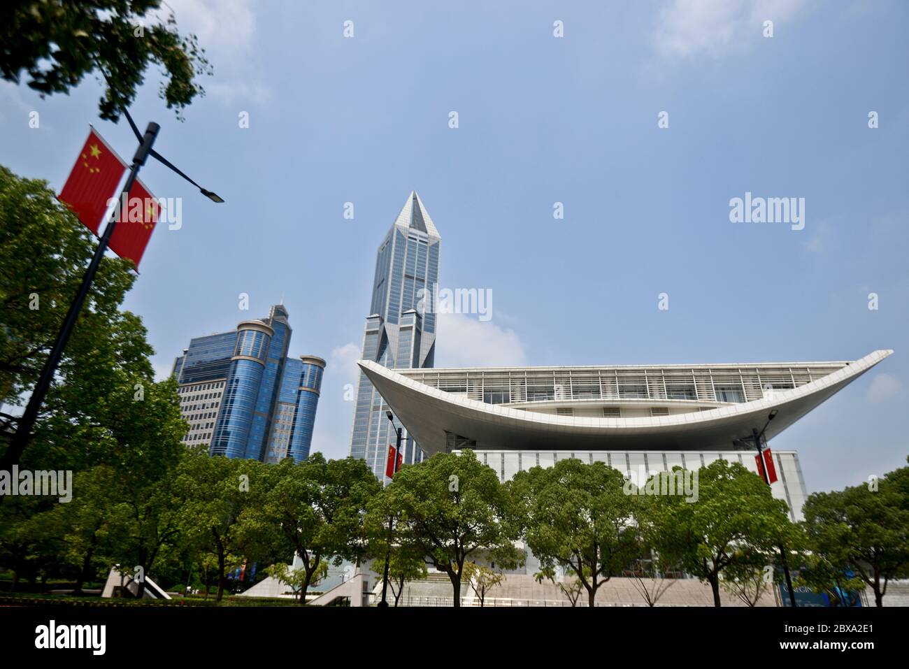 Shanghai: Grand Theatre und Tomorrow Square Wolkenkratzer. China Stockfoto