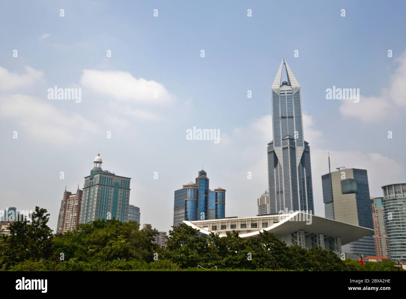 Shanghai: Grand Theatre und Tomorrow Square Wolkenkratzer. China Stockfoto