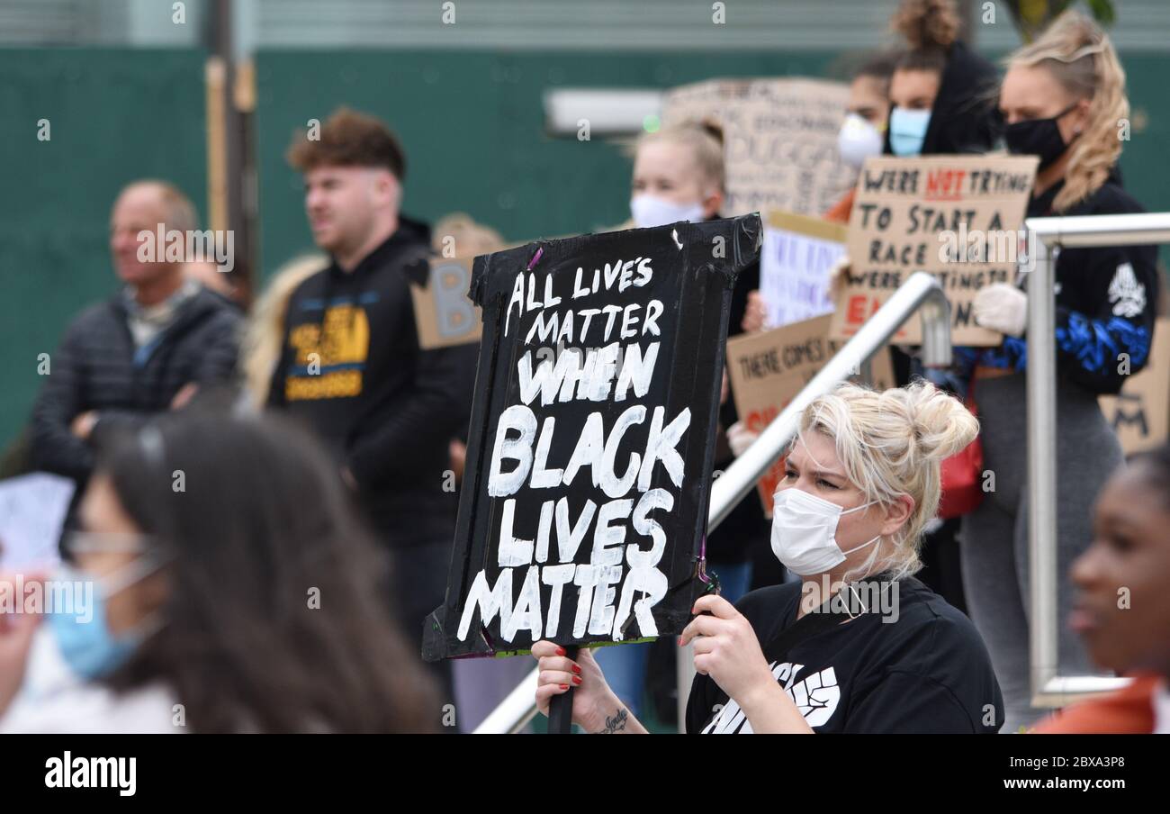 Eine junge blonde kaukasische Frau protestiert bei einer britischen Anti-Rassismus-Kundgebung in Großbritannien mit einem Schild mit der Aufschrift: "Alle Leben sind wichtig, wenn schwarze Leben wichtig sind" Stockfoto
