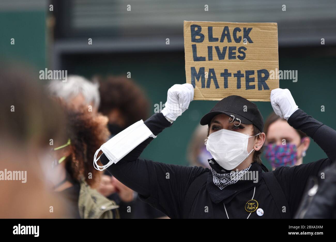 Eine junge weiße Frau, die auf einer Protestkundgebung gegen Rassismus in Großbritannien demonstriert und ein Schild mit der Aufschrift "Black Lives Matter" hält. Juni 2020. Stockfoto