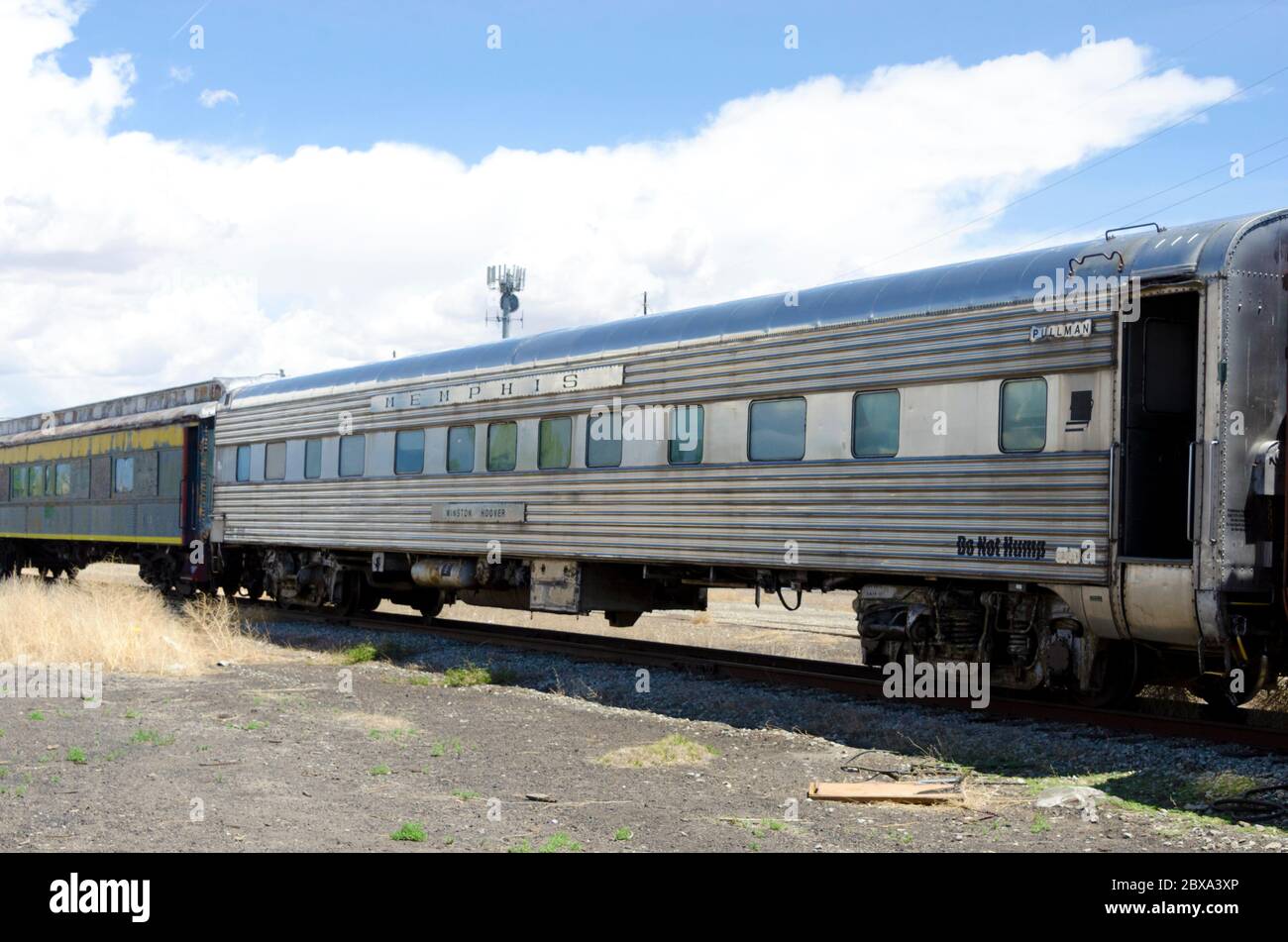 Alte Zugwagen und Lokomotiven auf den Gleisen in Alamosa, Colorado, USA geparkt Stockfoto