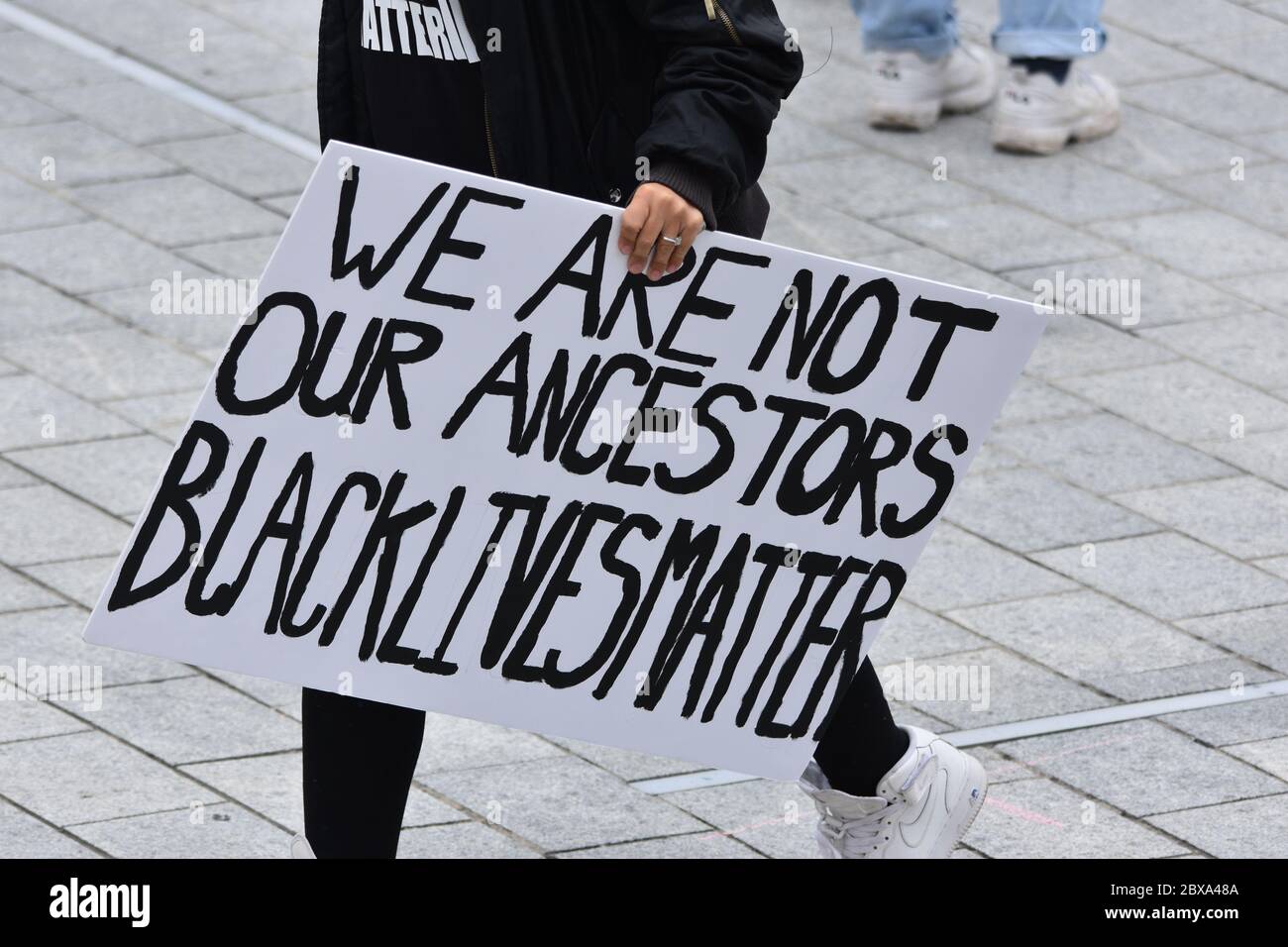 Ein Protestschild mit der Aufschrift "Wir sind nicht unsere Vorfahren" wird von einem Anti-Rassismus-Protestanten bei einer Black Lives Matter Demonstration in Großbritannien im Jahr 2020 getragen Stockfoto