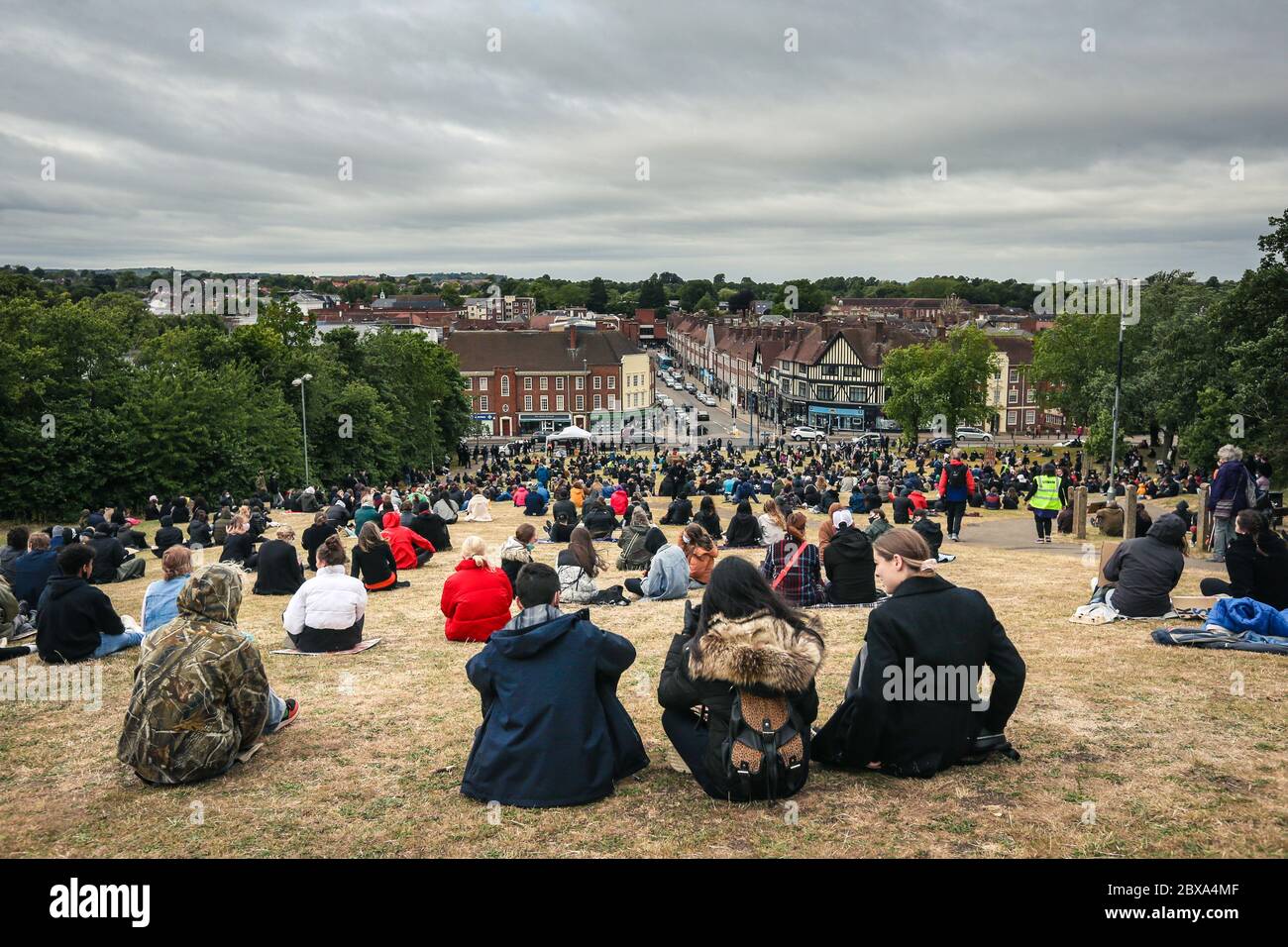Demonstranten und Demonstranten versammeln sich zu einem Protest gegen Black Lives Matter und einer Kundgebung in Hitchin, Hertfordshire, Großbritannien Stockfoto