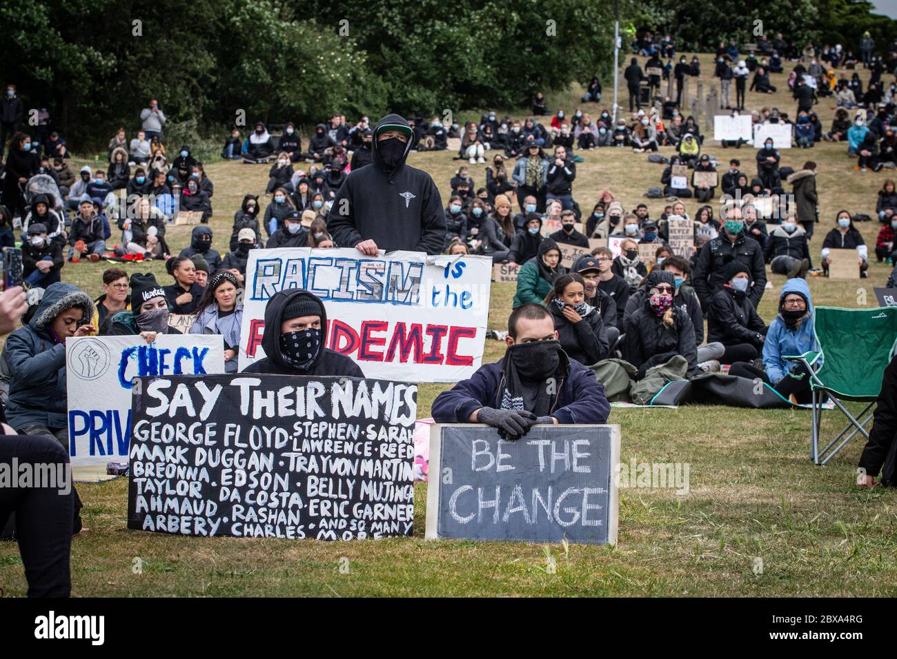 Demonstranten und Demonstranten versammeln sich zu einem Protest gegen Black Lives Matter und einer Kundgebung in Hitchin, Hertfordshire, Großbritannien Stockfoto