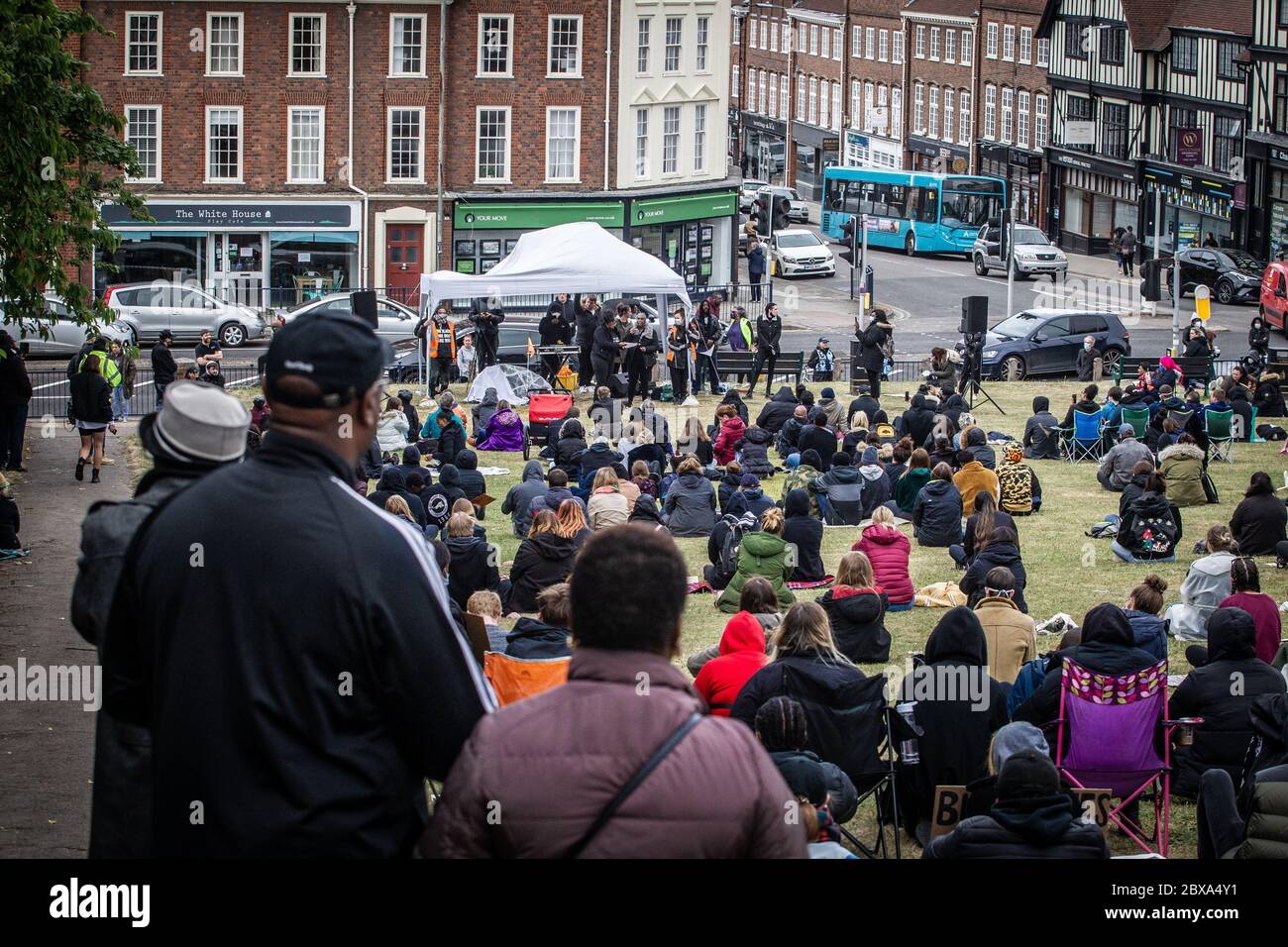 Demonstranten und Demonstranten versammeln sich zu einem Protest gegen Black Lives Matter und einer Kundgebung in Hitchin, Hertfordshire, Großbritannien Stockfoto