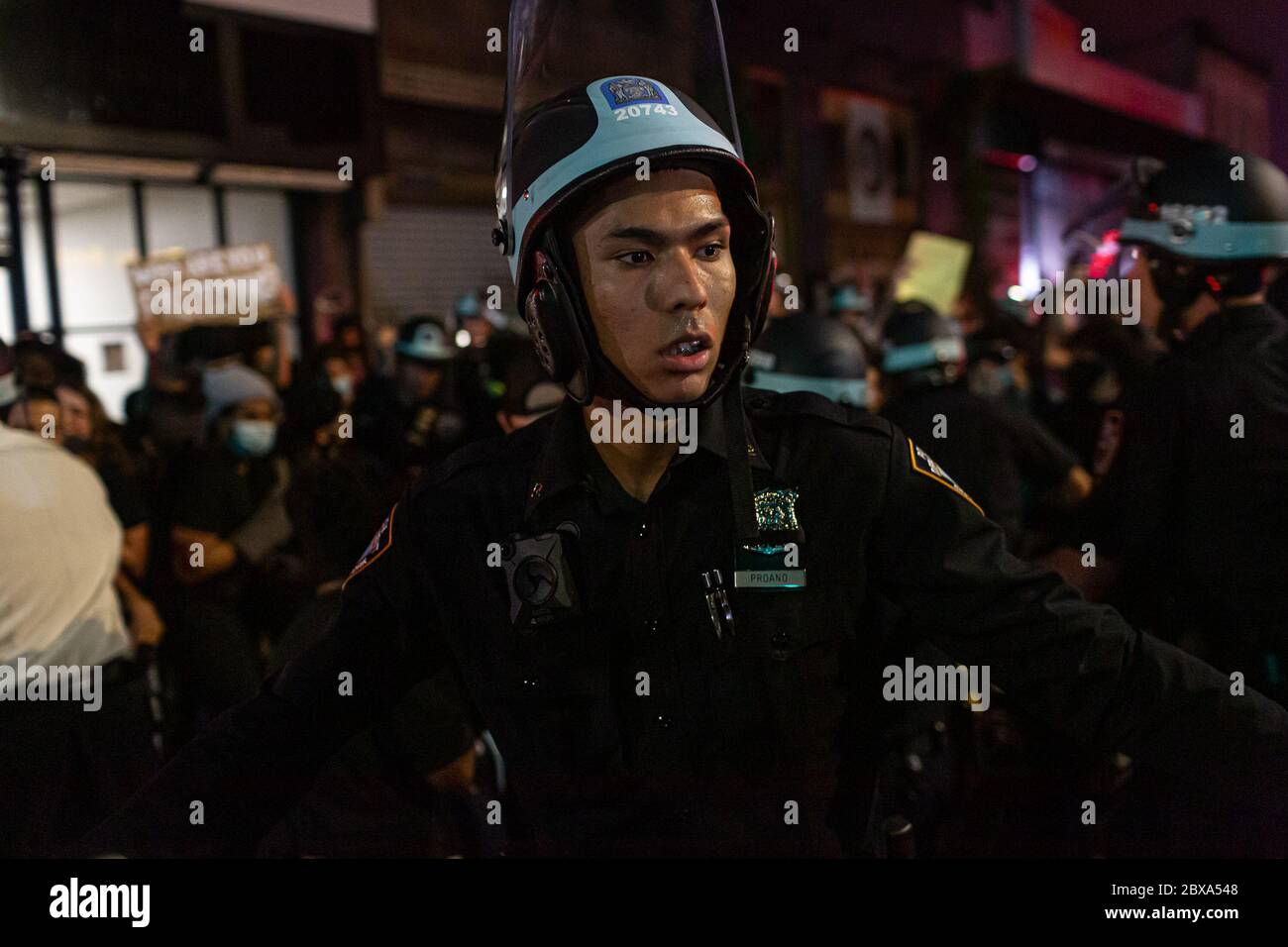 New York City, Usa. Juni 2020. Tausende trotzten einer Sperrstunde um 20 Uhr in der ganzen Stadt New York City, protestierten gegen den Tod von George Floyd, Polizeibrutalität, Rassismus und marschierten durch die Stadt, blieben überwiegend friedlich. (Foto: Michael Nigro/Pacific Press) Quelle: Pacific Press Agency/Alamy Live News Stockfoto