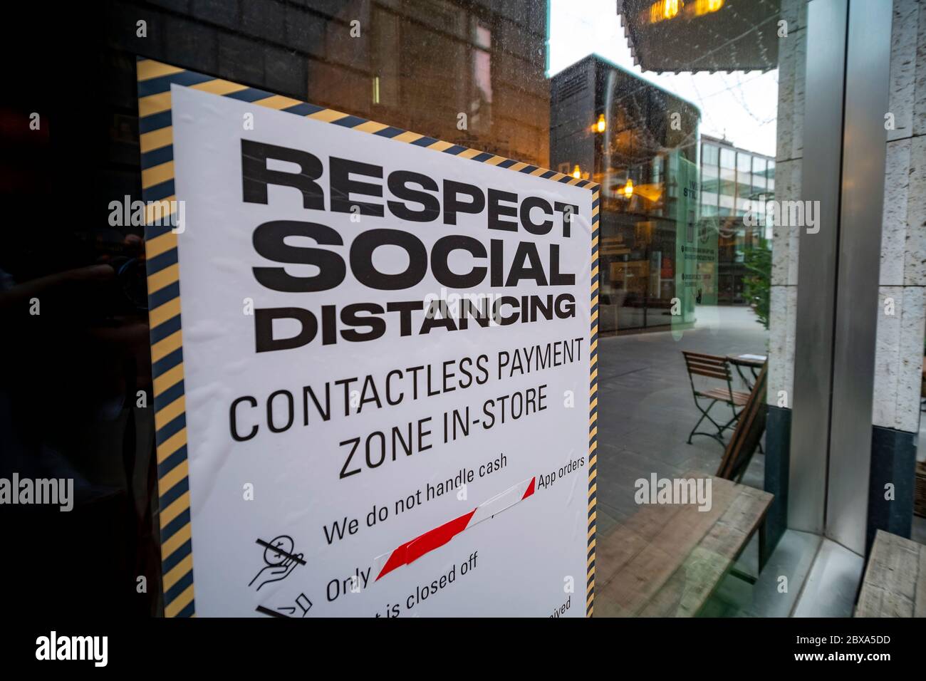 LONDON – JUNI 2020: Social Distancing Guidance für kontaktloses Bezahlen in Einzelhandelsgeschäften nach dem Ausbruch von Covid 19 Stockfoto