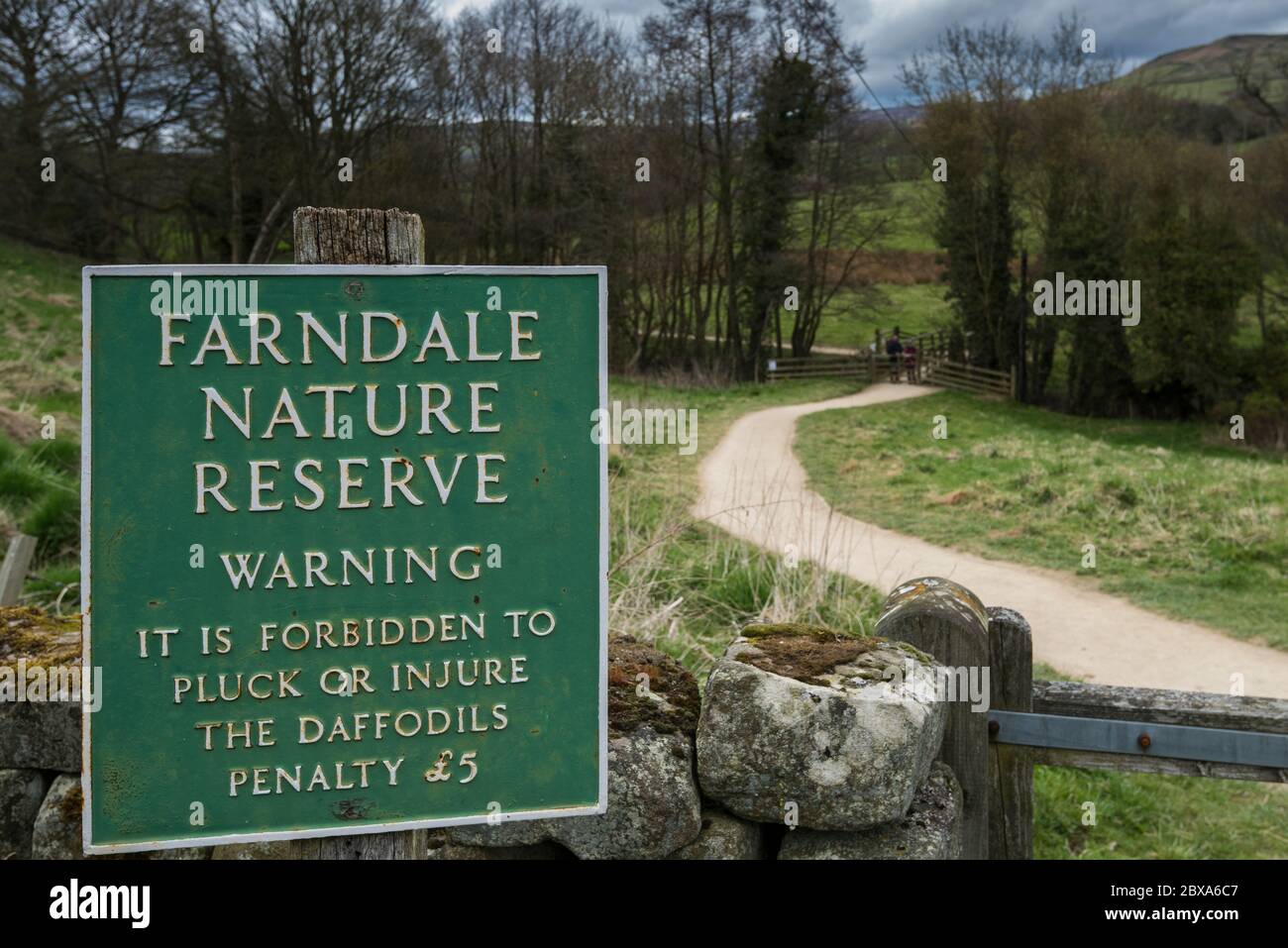 Warnschild am Eingang neben dem Parkplatz im Farndale Nature Reserve, North Yorkshire, England. Stockfoto