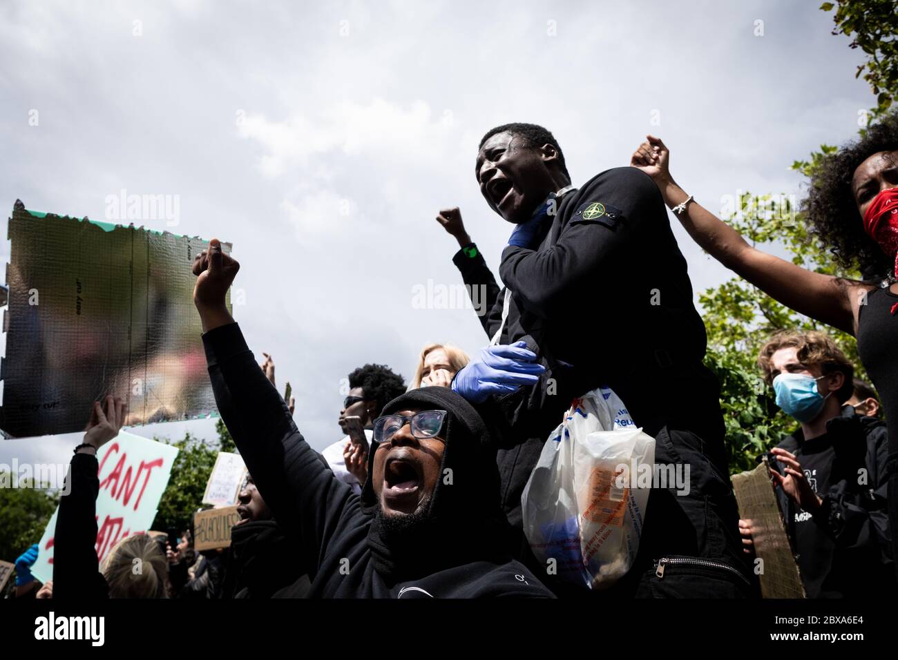 Manchester, Großbritannien. Juni 2020. Ein Protestler, der sich ausgibt, erwürgt zu werden und nicht durchbrechen zu können, nimmt an einem Protest gegen die Polizeibrutalität in Amerika Teil. Kredit: Andy Barton/Alamy Live News Stockfoto